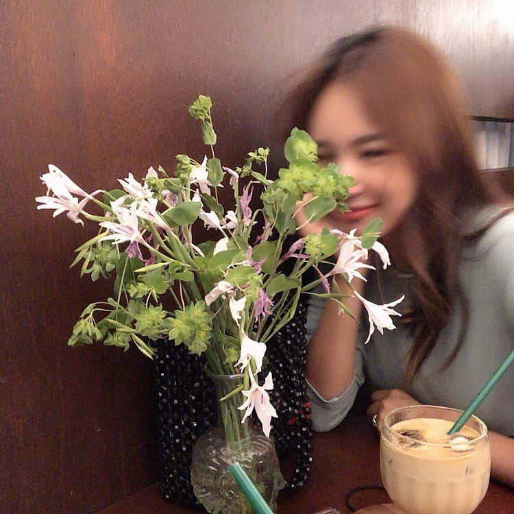 キム・ウンジョンさんのインスタグラム写真 - (キム・ウンジョンInstagram)「꽃이랑 찍으면 잘 나온다고 하지않았어??ㅋㅋㅋㅋㅋㅋㅋㅋㅋㅋ  @babyjhaaaa」4月6日 17時29分 - eunjung1128