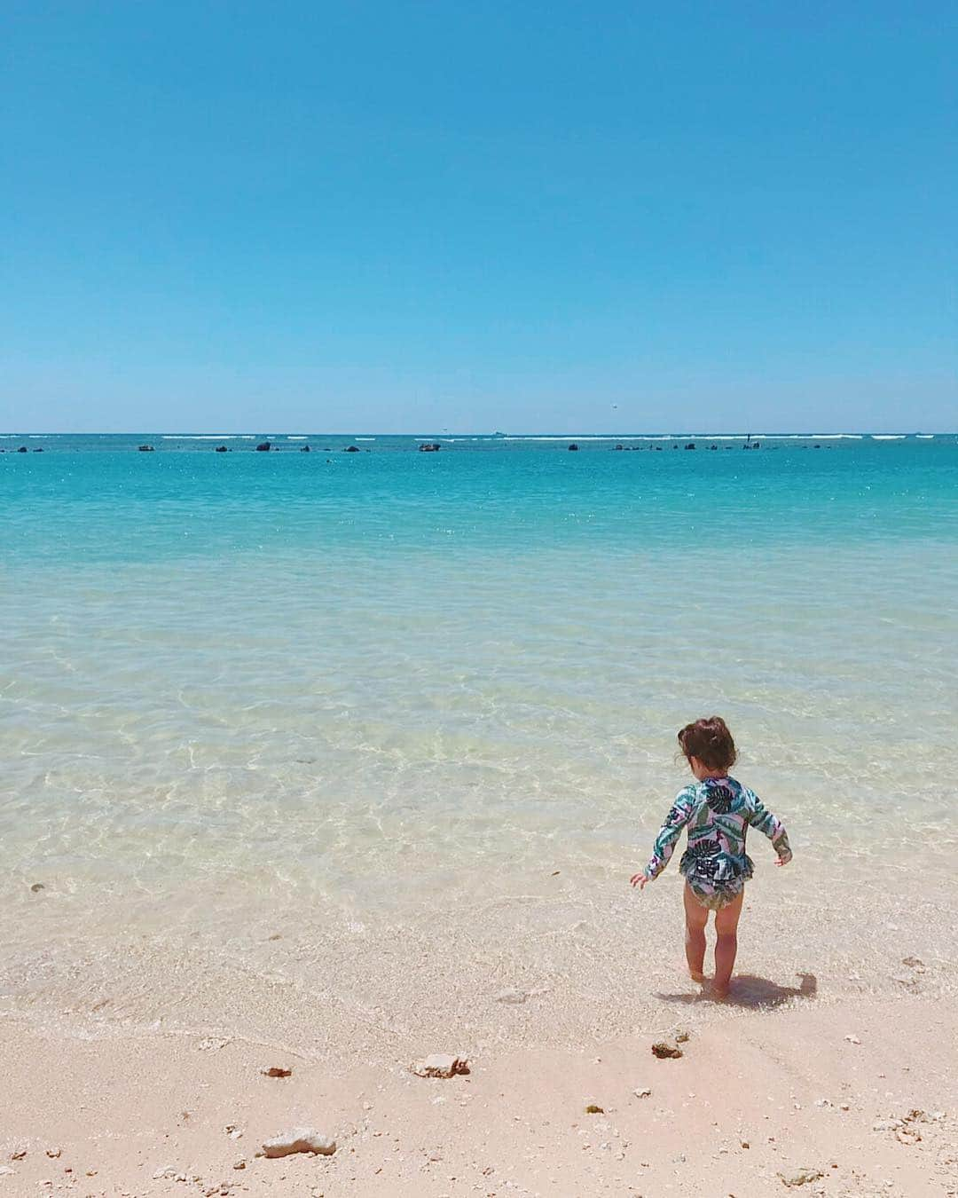 キャシー中島さんのインスタグラム写真 - (キャシー中島Instagram)「*﻿ 「太平洋にハルコ一人ぼっち」﻿ って感じでしょ！﻿ 見守ってるバァバは日焼け対策、大変です！﻿ ﻿ 朝、テレビをつけたら、﻿ 洋輔が出ていました。﻿ うーーーん😌﻿ しっかり仕事してるなぁ﻿」4月6日 17時29分 - official_kathynakajima