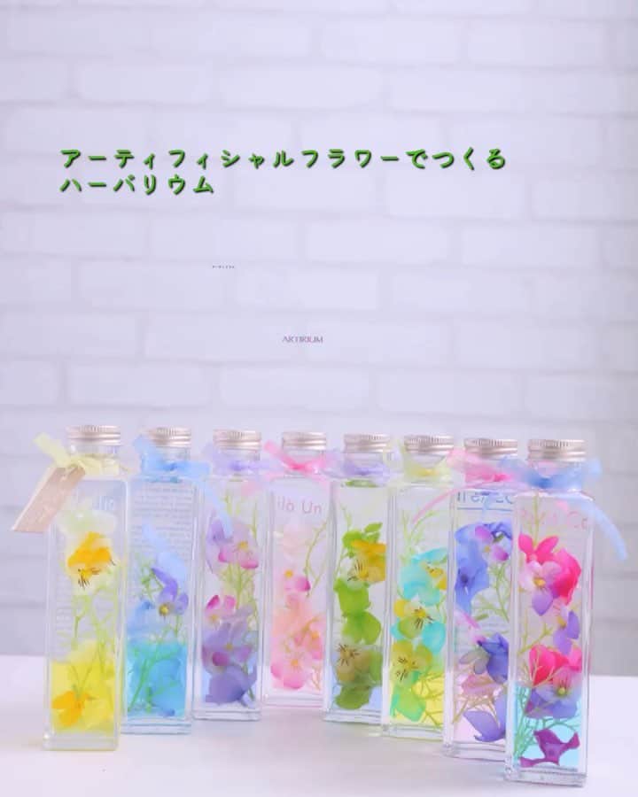 東京堂アーティフィシャルフラワーMAGIQのインスタグラム：「・ ℹ️出展のお知らせ 📢第43回 2019日本ホビーショー in 東京ビックサイト✨ ・ ‪2019年4月25日(木)〜27日(土)‬ ‪10:00〜18:00(最終日は17:00)‬ 東京ビックサイ西1ホール 出展フェア/フラワーWORLD ブースNo/西1-18-4 ・ 東京堂ブースでは、今年は 5パターンのワークショップを 開催します❗️ ・ ・ アーティフィシャルでつくる 💠【アーティリウム】💠 (ハーバリウム) 人気沸騰中のハーバリウムを、カラーオイル🌈と アーティフィシャルフラワーで作ってみませんか？ オイルにアーティフィシャルを入れると 鮮やかな色🌈が広がります。 ・ ・ 8パターンからお好みの色をお選びいただけます。 自分で作ったアーティリウムを インテリアとしてお家で楽しみませんか。 ・ ・ ＊開催日時 25.26日 ‪10:00〜17:30‬(当日受付) ‪27日 10:00〜16:30(当日受付)‬ ＊料金 ¥1.000(税込) ◎期間中、随時受講受付中で お申込み先着順で受講できます。 (制作時間:20分) ・ 【ご来場限定インスタグラムキャンペーンも開催❗️】 東京堂ブース内で購入した「キット」を完成させた写真を撮ったり、ブース内でMAGIQのアーティフィシャルフラワーの写真を撮って参加してください！ ＊詳細はホビーショー東京堂ブース内に掲示いたします。 ・ 昨年も、大好評だったワークショップ。今年は種類を充実させております！ 皆さまのご来場、心よりお待ちしております。 ・ #TOKYODO#MAGIQ#MAGIQのある暮らし#東京堂#アーティフィシャルフラワー#アーティフィシャル#アートフラワー#造花#花のある暮らし#花のある生活 #花好きな人と繋がりたい#フラワーデザイン#フラワーアレンジメント#フラワーアレンジ#アレンジメント#artificial#artificialflower#ホビーショー#日本ホビーショー2019#hobbyshow#japan#hobbyshow2019#ハーバリウム#アーティリウム#インテリア#体験レッスン#ワークショップ」