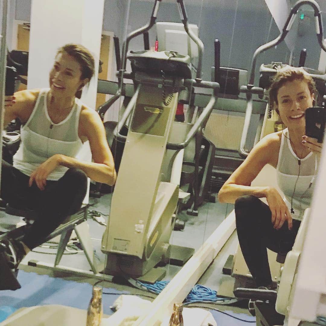 メラニー・サイクスさんのインスタグラム写真 - (メラニー・サイクスInstagram)「Me and her at the gym this morning 😁 getting any exercise in today? Happy Saturday gang 💛 #gym #training #cardio #rowingmachine #healthandfitness #exercise #reflections」4月6日 17時33分 - msmelaniesykes