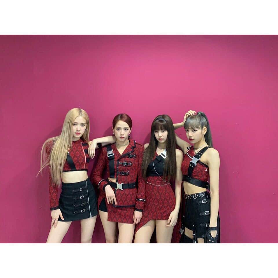 BLACKPINKさんのインスタグラム写真 - (BLACKPINKInstagram)「블링크🖤 Kill This Love🔪💔 첫 무대를 함께 해줘서 너무 고마워요🥰 비 오는데 조심히 돌아가구 곧 또 보자💕 Thank you BLINKS🖤 for coming out to support us on our first performance 🙏 See you all very soon😘」4月6日 17時34分 - blackpinkofficial