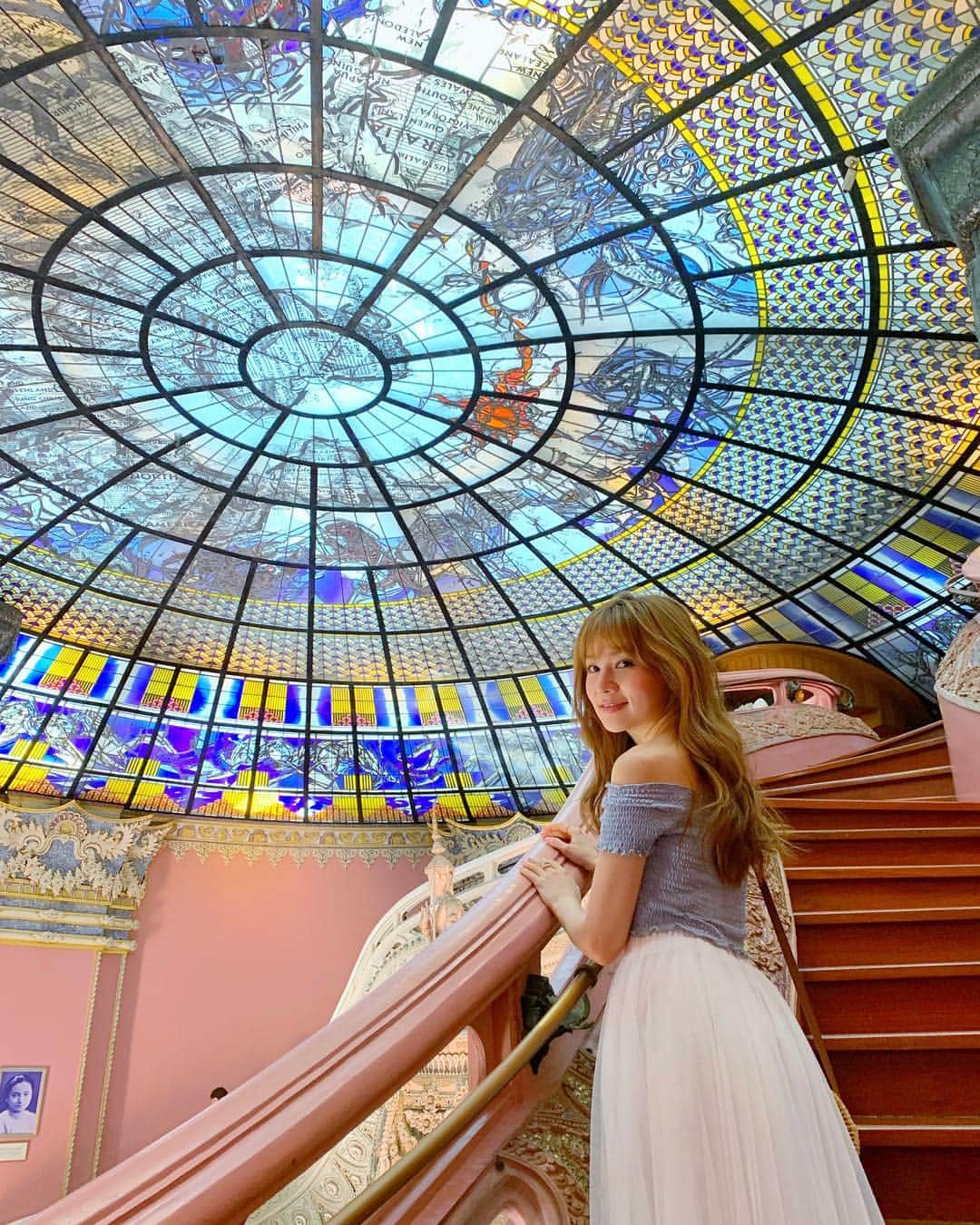 のインスタグラム：「💎💗✨ . . このステンドグラスはドイツ🇩🇪のアーティストさんによって造られた物らしい✨素敵🥰 . . . #มิมุ #ไม่ใช่มุมิ  #พิพิธภัณฑ์ #mimusdiary #cchannel_th #museum #bangkoklife #stainedglass #bangkok #sightseeing #trip #japanese #thai #バンコク #バンコク生活  #バンコク旅行 #タイ旅行 #海外生活 #タビジョ #タイ生活  #エラワンミュージアム #インスタ映え #フォトジェニック #インスタ映えスポット #ステンドグラス」