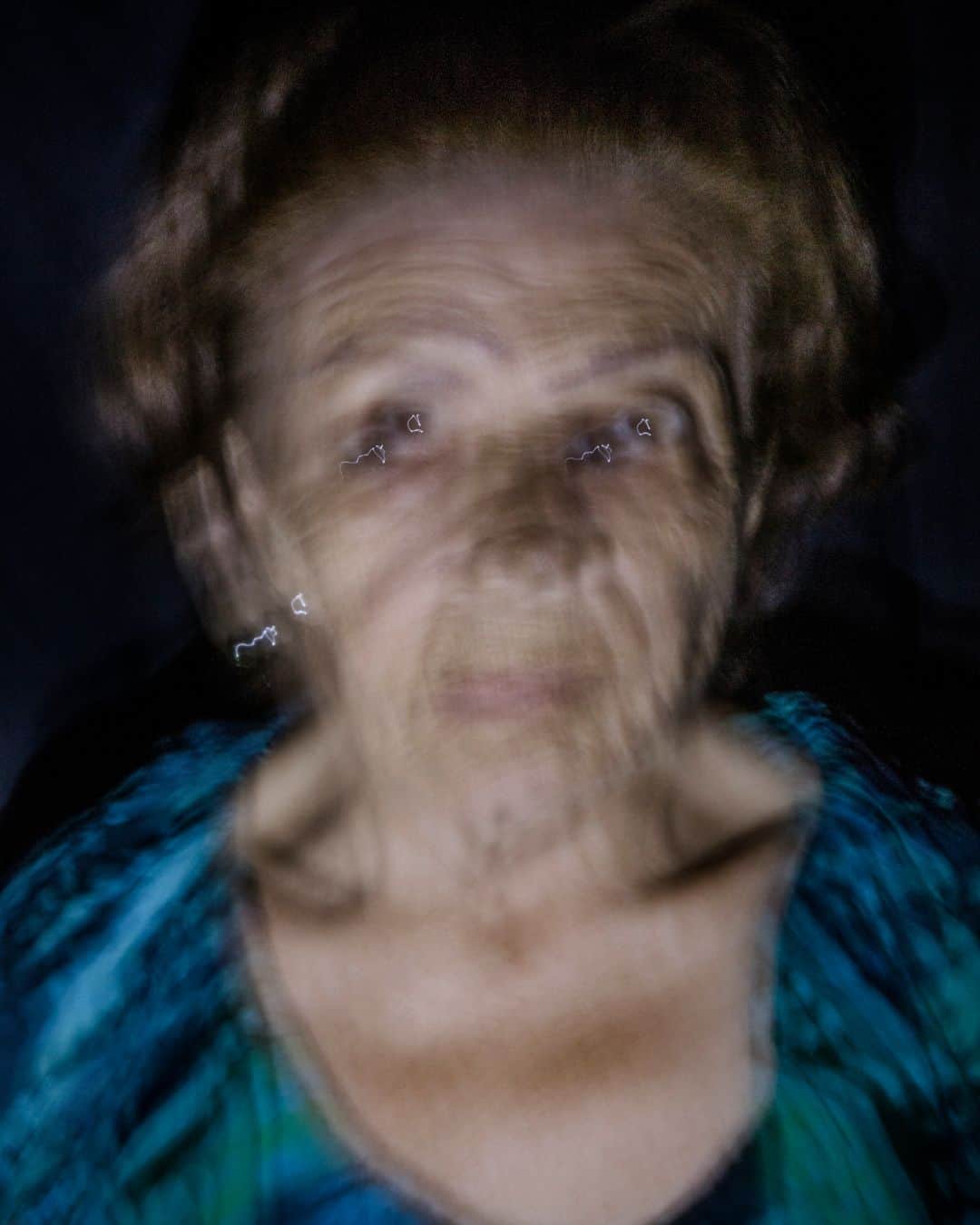 ルモンドさんのインスタグラム写真 - (ルモンドInstagram)「Ana America Soto, 68 ans (photo 1), vit dans l'un des apartements San Martin, à Maracaibo. Son portrait a été réalisé à l'aide d'un lampe de poche, pendant une des nombreuses coupures de courant qui rythme la vie des habitants. C’est dans ces immeubles décatis, où les ascenseurs ont cessé de fonctionner depuis bien longtemps que ces « résistants » se préparaient à la manifestation du samedi 6 avril. La mobilisation populaire, prévue de façon concomitante dans les petites et grandes villes du Venezuela, se veut le premier épisode de l’« opération liberté », un mouvement orchestré par Juan Guaido, président de l’Assemblée nationale qui s’est autoproclamé chef d’Etat par intérim en janvier. Photo 2 : Ce bâtiment comprend 252 appartements, devenus insalubre par manque de maintenance, mais aussi d’eau et d’électricité. Photo 3 : Distribution d'eau. La température avoisine les 40°C. Photo 3 : Des habitants transportent des bidons d’eau dans les escaliers du bâtiment San Martin, dans le nord de Maracaibo (Venezuela), le 2 avril. Photo 4 : Manifestation devant le bâtiment public d’Hydrolago, chargé de la distribution de l’eau, le 2 avril. En portrait, Hugo Chavez, le prédecesseur de l'actuel président, Nicolas Maduro. - Photos : @eltestigo44 #PourLeMonde Pour lire le reportage, cliquer sur le lien dans la bio.」4月6日 17時48分 - lemondefr
