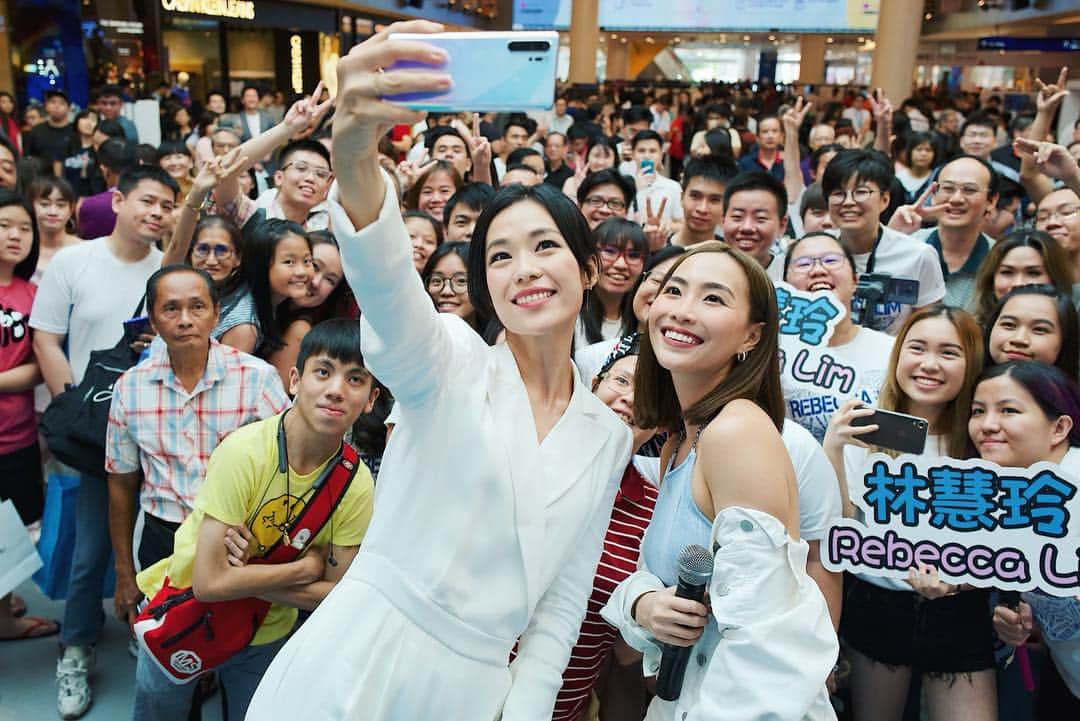 ソニアのインスタグラム：「What a killa afternoon spent with @limrebecca, @romeotan and the @huaweimobilesg team! Many of you rushed down to get your hands on the P30 series, so here’s hoping you got the device you wanted! Discover the P30 and P30 pro now at VivoCity. Meantime, it’s obvious which colour we love the most - breathing crystal! 💎  #rewritetherules #huaweiP30 @huaweimobilesg」