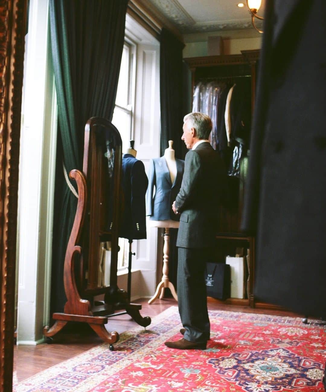 エドワード セクストンさんのインスタグラム写真 - (エドワード セクストンInstagram)「The man himself. Edward taking stock in our Knightsbridge studio. . #EdwardSexton #BespokeTailoring #Luxury #Design #Craft #Handmade #Menswear #TheSextonLook」4月6日 17時45分 - edwardsexton