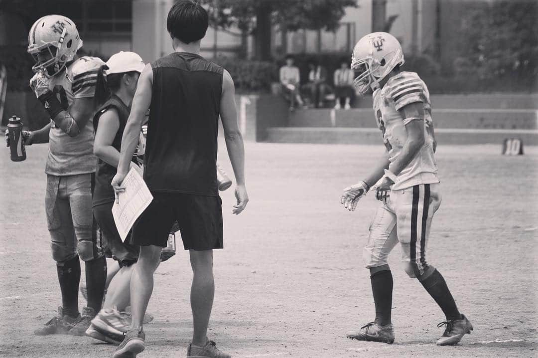 田谷野亮さんのインスタグラム写真 - (田谷野亮Instagram)「🏈春大会前の最後の調整でした。  明日はヘッドコーチになってから初めての公式戦。  鍛えた選手らがどこまで活躍するか楽しみ。 笑顔の多いチームになりました。  地味な練習ばかりやってきたけど 最後に助けてくれるのは基礎だ と信じて、足がつるまで走って走りまくるんだ、高校生たち。 #アメフト」4月6日 17時46分 - ryo_tayano