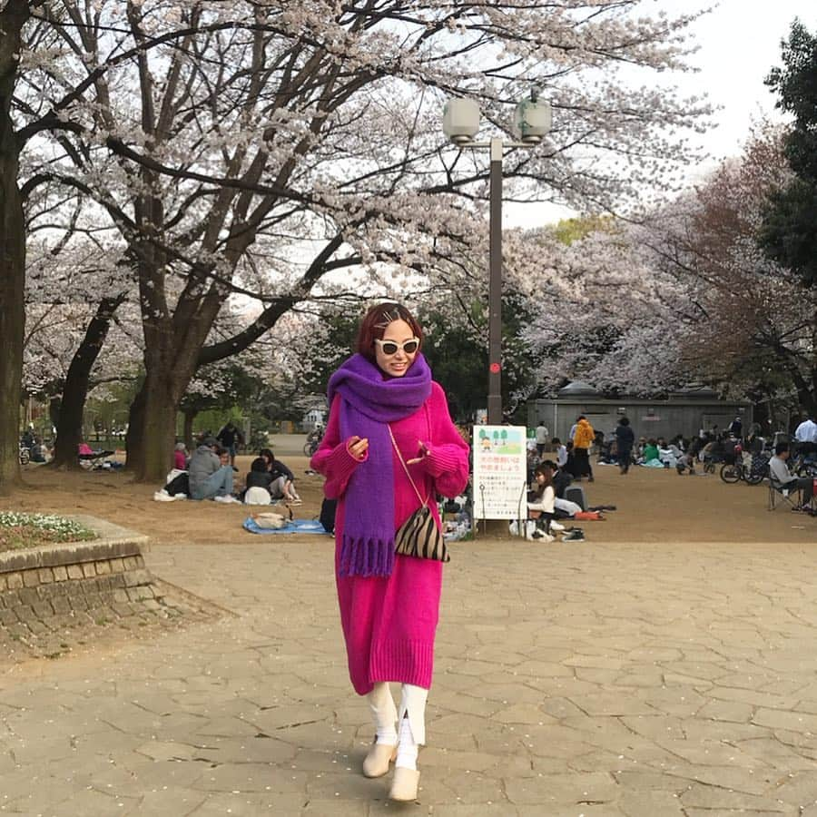 知念美加子さんのインスタグラム写真 - (知念美加子Instagram)「花見コーデ🌸笑 ・ ・ 天気も良いし、 ぽかぽかの 最高の花見でした❤️ ・ ・ ・ 沖縄ではあまり花見の習慣がないので、ここぞとばかりに楽しむ！笑 ・ ・ Knit @gvgv_official  Sunglasses @openingceremony  Scarf @milaowen_official  Bag @adinamuse  Leggings @uniqlo  Shoes @maisoneureka ・ ・ #花見 #コーデ #coordinate #ootd #fashion #stylist #sakura #🌸 #オシャレは自由 #ちねんすたいる」4月6日 17時56分 - chinenmikako