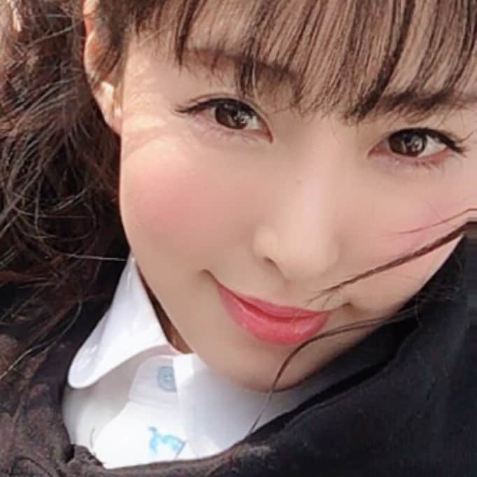 風谷南友さんのインスタグラム写真 - (風谷南友Instagram)「スーパーウルトラめちゃ嬉しい事に、 #Pokémonshirts #ポケモンシャツ のモデルさせて頂きました👔✨ 着させて頂いたのは、 #フリーザー #Articuno 💙💛💚 白とスカイブルーがとても爽やかなシャツです✨ I was made a collaboration shirt with Pokemon Articuno! And I did a model. ・ 襟裏にはプリン柄 袖裏には、私が海が好きなので、#シャワーズ を入れて下さいました！✨🏝 アップ画像は、ポケモンさん公式インスタ @pokemon_shirts_official  からご覧下さい☑︎ 他にもコラボシャツがいっぱい♬ ・ さらに、風谷南友✖️フリーザーをイメージした、世界に１つだけの腕時計を、 #UNDONE さんが作って下さいました！ こちらも色合いが爽やかで、裏側もカッコいい！名前入り🏅 ・ これらで、#ファッションドリーマーD くんがスタイリングしてくれました！ Dくんのスタイリングは流石で、原宿に合う #ゆるコーデ で、149cmのわたしですが、スタイリッシュに仕上げてくれました✨ シャツを #ゆるカジ にする技。撮影日はまだ寒かったですが、首元と袖元の爽やかなシャツが、もうすぐ来る春を感じさせてくれます。🌸 本業は女優ということで、映画 #グレムリン の #フーディー のパーカーをONしてくれたそうです♬ 素敵コーデ✨✨🍀 ・ パンツは、#enchantewithD  スニーカー #skechers ・ 春になったら、シャツだけでもとで爽やかに着れそう✨サイズもピッタリで、色も合わせ易くてスカートにパンツに、重ね着も、イメージが広がる〜♬ ・色んな意味や思いが詰まった服って、 着ただけでなんだか少しだけ強くなれた気がしますっ笑😁 ・ Dくんのインスタも素敵ファッションいっぱいですよ✨ @d_japanese ・ 季節が変わって新しいファッションを楽しむ時期ですね♬ 四季があるの改めて素敵✨ ・ #pokemonshirts #Vaporeon #mypokemonshirts #pokemon #shirts #gottawearemall #shirtstagram  #ポケシャツ  #ポケモン #シャツ #シャツコーデ #低身長コーデ  #スポーティーコーデ  #148cm #149cm #sサイズ #xs  #Pokemon」4月6日 17時52分 - nayu.jp_149cm