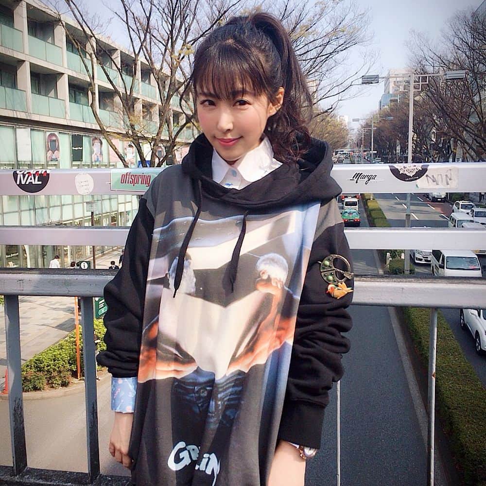 風谷南友さんのインスタグラム写真 - (風谷南友Instagram)「スーパーウルトラめちゃ嬉しい事に、 #Pokémonshirts #ポケモンシャツ のモデルさせて頂きました👔✨ 着させて頂いたのは、 #フリーザー #Articuno 💙💛💚 白とスカイブルーがとても爽やかなシャツです✨ I was made a collaboration shirt with Pokemon Articuno! And I did a model. ・ 襟裏にはプリン柄 袖裏には、私が海が好きなので、#シャワーズ を入れて下さいました！✨🏝 アップ画像は、ポケモンさん公式インスタ @pokemon_shirts_official  からご覧下さい☑︎ 他にもコラボシャツがいっぱい♬ ・ さらに、風谷南友✖️フリーザーをイメージした、世界に１つだけの腕時計を、 #UNDONE さんが作って下さいました！ こちらも色合いが爽やかで、裏側もカッコいい！名前入り🏅 ・ これらで、#ファッションドリーマーD くんがスタイリングしてくれました！ Dくんのスタイリングは流石で、原宿に合う #ゆるコーデ で、149cmのわたしですが、スタイリッシュに仕上げてくれました✨ シャツを #ゆるカジ にする技。撮影日はまだ寒かったですが、首元と袖元の爽やかなシャツが、もうすぐ来る春を感じさせてくれます。🌸 本業は女優ということで、映画 #グレムリン の #フーディー のパーカーをONしてくれたそうです♬ 素敵コーデ✨✨🍀 ・ パンツは、#enchantewithD  スニーカー #skechers ・ 春になったら、シャツだけでもとで爽やかに着れそう✨サイズもピッタリで、色も合わせ易くてスカートにパンツに、重ね着も、イメージが広がる〜♬ ・色んな意味や思いが詰まった服って、 着ただけでなんだか少しだけ強くなれた気がしますっ笑😁 ・ Dくんのインスタも素敵ファッションいっぱいですよ✨ @d_japanese ・ 季節が変わって新しいファッションを楽しむ時期ですね♬ 四季があるの改めて素敵✨ ・ #pokemonshirts #Vaporeon #mypokemonshirts #pokemon #shirts #gottawearemall #shirtstagram  #ポケシャツ  #ポケモン #シャツ #シャツコーデ #低身長コーデ  #スポーティーコーデ  #148cm #149cm #sサイズ #xs  #Pokemon」4月6日 17時52分 - nayu.jp_149cm