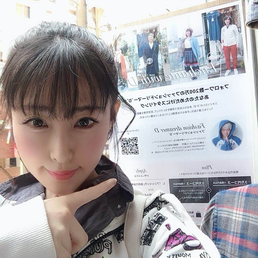 風谷南友さんのインスタグラム写真 - (風谷南友Instagram)「スーパーウルトラめちゃ嬉しい事に、 #Pokémonshirts #ポケモンシャツ のモデルさせて頂きました👔✨ 着させて頂いたのは、 #フリーザー #Articuno 💙💛💚 白とスカイブルーがとても爽やかなシャツです✨ I was made a collaboration shirt with Pokemon Articuno! And I did a model. ・ 襟裏にはプリン柄 袖裏には、私が海が好きなので、#シャワーズ を入れて下さいました！✨🏝 アップ画像は、ポケモンさん公式インスタ @pokemon_shirts_official  からご覧下さい☑︎ 他にもコラボシャツがいっぱい♬ ・ さらに、風谷南友✖️フリーザーをイメージした、世界に１つだけの腕時計を、 #UNDONE さんが作って下さいました！ こちらも色合いが爽やかで、裏側もカッコいい！名前入り🏅 ・ これらで、#ファッションドリーマーD くんがスタイリングしてくれました！ Dくんのスタイリングは流石で、原宿に合う #ゆるコーデ で、149cmのわたしですが、スタイリッシュに仕上げてくれました✨ シャツを #ゆるカジ にする技。撮影日はまだ寒かったですが、首元と袖元の爽やかなシャツが、もうすぐ来る春を感じさせてくれます。🌸 本業は女優ということで、映画 #グレムリン の #フーディー のパーカーをONしてくれたそうです♬ 素敵コーデ✨✨🍀 ・ パンツは、#enchantewithD  スニーカー #skechers ・ 春になったら、シャツだけでもとで爽やかに着れそう✨サイズもピッタリで、色も合わせ易くてスカートにパンツに、重ね着も、イメージが広がる〜♬ ・色んな意味や思いが詰まった服って、 着ただけでなんだか少しだけ強くなれた気がしますっ笑😁 ・ Dくんのインスタも素敵ファッションいっぱいですよ✨ @d_japanese ・ 季節が変わって新しいファッションを楽しむ時期ですね♬ 四季があるの改めて素敵✨ ・ #pokemonshirts #Vaporeon #mypokemonshirts #pokemon #shirts #gottawearemall #shirtstagram  #ポケシャツ  #ポケモン #シャツ #シャツコーデ #低身長コーデ  #スポーティーコーデ  #148cm #149cm #sサイズ #xs  #Pokemon」4月6日 17時52分 - nayu.jp_149cm