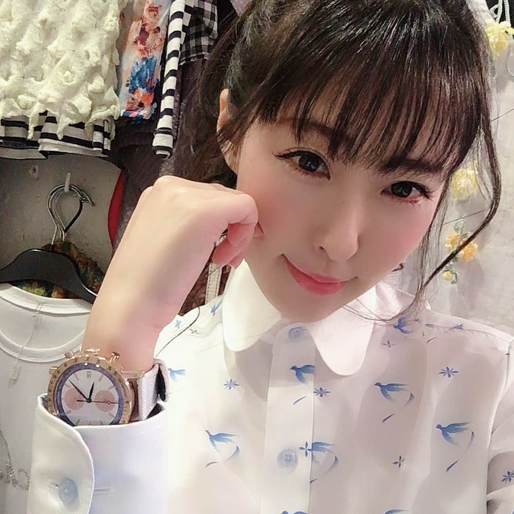 風谷南友さんのインスタグラム写真 - (風谷南友Instagram)「スーパーウルトラめちゃ嬉しい事に、 #Pokémonshirts #ポケモンシャツ のモデルさせて頂きました👔✨ 着させて頂いたのは、 #フリーザー #Articuno 💙💛💚 白とスカイブルーがとても爽やかなシャツです✨ I was made a collaboration shirt with Pokemon Articuno! And I did a model. ・ 襟裏にはプリン柄 袖裏には、私が海が好きなので、#シャワーズ を入れて下さいました！✨🏝 アップ画像は、ポケモンさん公式インスタ @pokemon_shirts_official  からご覧下さい☑︎ 他にもコラボシャツがいっぱい♬ ・ さらに、風谷南友✖️フリーザーをイメージした、世界に１つだけの腕時計を、 #UNDONE さんが作って下さいました！ こちらも色合いが爽やかで、裏側もカッコいい！名前入り🏅 ・ これらで、#ファッションドリーマーD くんがスタイリングしてくれました！ Dくんのスタイリングは流石で、原宿に合う #ゆるコーデ で、149cmのわたしですが、スタイリッシュに仕上げてくれました✨ シャツを #ゆるカジ にする技。撮影日はまだ寒かったですが、首元と袖元の爽やかなシャツが、もうすぐ来る春を感じさせてくれます。🌸 本業は女優ということで、映画 #グレムリン の #フーディー のパーカーをONしてくれたそうです♬ 素敵コーデ✨✨🍀 ・ パンツは、#enchantewithD  スニーカー #skechers ・ 春になったら、シャツだけでもとで爽やかに着れそう✨サイズもピッタリで、色も合わせ易くてスカートにパンツに、重ね着も、イメージが広がる〜♬ ・色んな意味や思いが詰まった服って、 着ただけでなんだか少しだけ強くなれた気がしますっ笑😁 ・ Dくんのインスタも素敵ファッションいっぱいですよ✨ @d_japanese ・ 季節が変わって新しいファッションを楽しむ時期ですね♬ 四季があるの改めて素敵✨ ・ #pokemonshirts #Vaporeon #mypokemonshirts #pokemon #shirts #gottawearemall #shirtstagram  #ポケシャツ  #ポケモン #シャツ #シャツコーデ #低身長コーデ  #スポーティーコーデ  #148cm #149cm #sサイズ #xs  #Pokemon」4月6日 17時52分 - nayu.jp_149cm