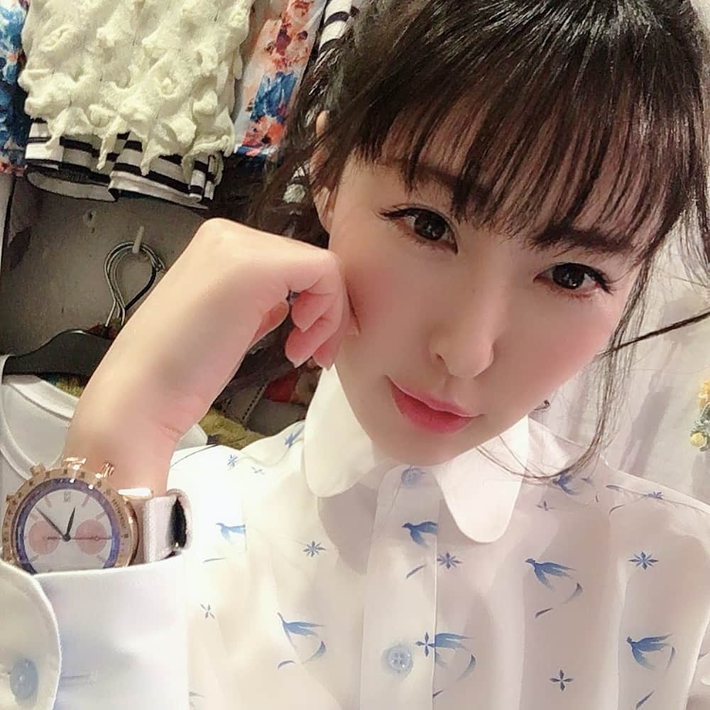 風谷南友さんのインスタグラム写真 - (風谷南友Instagram)「スーパーウルトラめちゃ嬉しい事に、 #Pokémonshirts #ポケモンシャツ のモデルさせて頂きました👔✨ 着させて頂いたのは、 #フリーザー #Articuno 💙💛💚 白とスカイブルーがとても爽やかなシャツです✨ I was made a collaboration shirt with Pokemon Articuno! And I did a model. ・ 襟裏にはプリン柄 袖裏には、私が海が好きなので、#シャワーズ を入れて下さいました！✨🏝 アップ画像は、ポケモンさん公式インスタ @pokemon_shirts_official  からご覧下さい☑︎ 他にもコラボシャツがいっぱい♬ ・ さらに、風谷南友✖️フリーザーをイメージした、世界に１つだけの腕時計を、 #UNDONE さんが作って下さいました！ こちらも色合いが爽やかで、裏側もカッコいい！名前入り🏅 ・ これらで、#ファッションドリーマーD くんがスタイリングしてくれました！ Dくんのスタイリングは流石で、原宿に合う #ゆるコーデ で、149cmのわたしですが、スタイリッシュに仕上げてくれました✨ シャツを #ゆるカジ にする技。撮影日はまだ寒かったですが、首元と袖元の爽やかなシャツが、もうすぐ来る春を感じさせてくれます。🌸 本業は女優ということで、映画 #グレムリン の #フーディー のパーカーをONしてくれたそうです♬ 素敵コーデ✨✨🍀 ・ パンツは、#enchantewithD  スニーカー #skechers ・ 春になったら、シャツだけでもとで爽やかに着れそう✨サイズもピッタリで、色も合わせ易くてスカートにパンツに、重ね着も、イメージが広がる〜♬ ・色んな意味や思いが詰まった服って、 着ただけでなんだか少しだけ強くなれた気がしますっ笑😁 ・ Dくんのインスタも素敵ファッションいっぱいですよ✨ @d_japanese ・ 季節が変わって新しいファッションを楽しむ時期ですね♬ 四季があるの改めて素敵✨ ・ #pokemonshirts #Vaporeon #mypokemonshirts #pokemon #shirts #gottawearemall #shirtstagram  #ポケシャツ  #ポケモン #シャツ #シャツコーデ #低身長コーデ  #スポーティーコーデ  #148cm #149cm #sサイズ #xs  #Pokemon」4月6日 17時52分 - nayu.jp_149cm