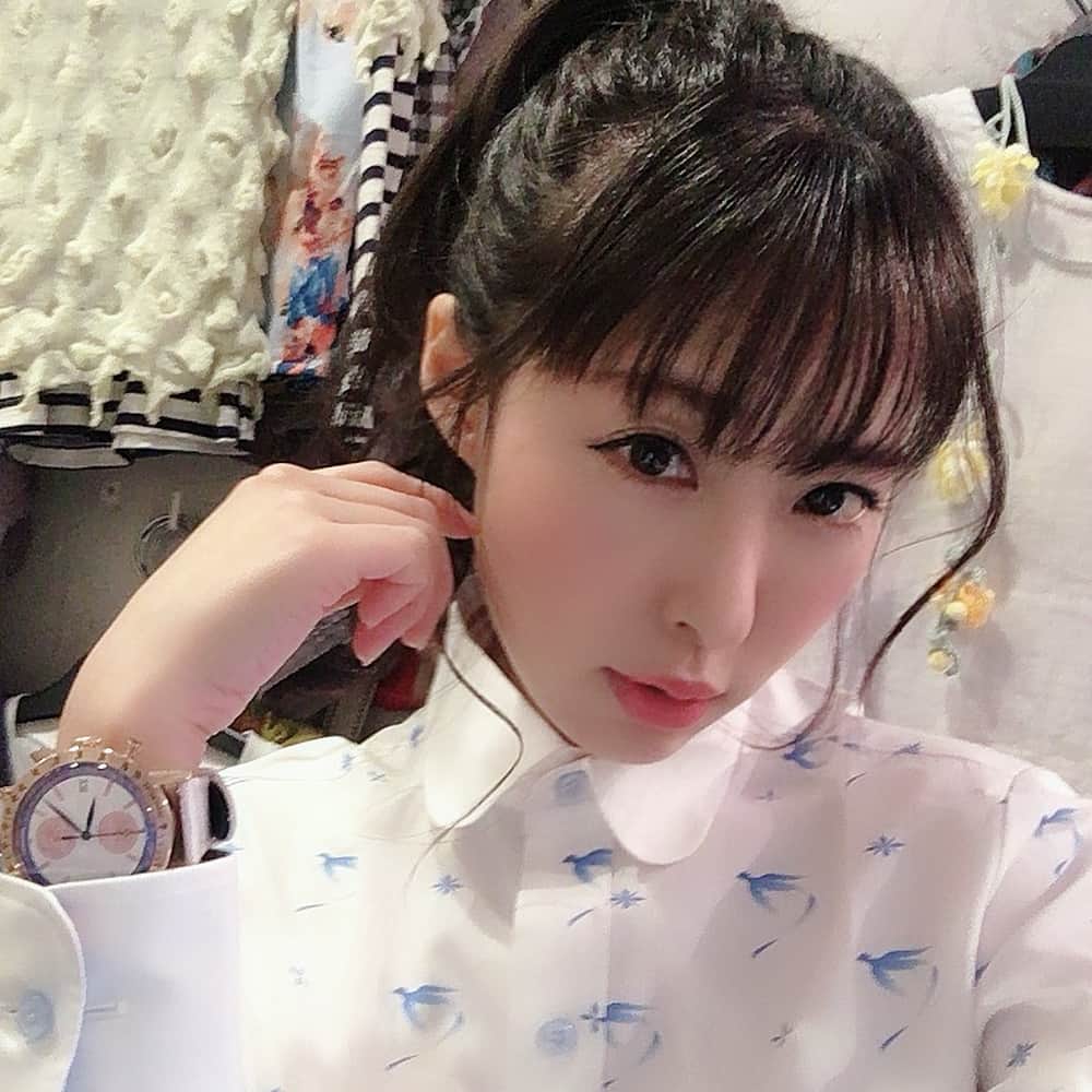 風谷南友さんのインスタグラム写真 - (風谷南友Instagram)「スーパーウルトラめちゃ嬉しい事に、 #Pokémonshirts #ポケモンシャツ のモデルさせて頂きました👔✨ 着させて頂いたのは、 #フリーザー #Articuno 💙💛💚 白とスカイブルーがとても爽やかなシャツです✨ I was made a collaboration shirt with Pokemon Articuno! And I did a model. ・ 襟裏にはプリン柄 袖裏には、私が海が好きなので、#シャワーズ を入れて下さいました！✨🏝 アップ画像は、ポケモンさん公式インスタ @pokemon_shirts_official  からご覧下さい☑︎ 他にもコラボシャツがいっぱい♬ ・ さらに、風谷南友✖️フリーザーをイメージした、世界に１つだけの腕時計を、 #UNDONE さんが作って下さいました！ こちらも色合いが爽やかで、裏側もカッコいい！名前入り🏅 ・ これらで、#ファッションドリーマーD くんがスタイリングしてくれました！ Dくんのスタイリングは流石で、原宿に合う #ゆるコーデ で、149cmのわたしですが、スタイリッシュに仕上げてくれました✨ シャツを #ゆるカジ にする技。撮影日はまだ寒かったですが、首元と袖元の爽やかなシャツが、もうすぐ来る春を感じさせてくれます。🌸 本業は女優ということで、映画 #グレムリン の #フーディー のパーカーをONしてくれたそうです♬ 素敵コーデ✨✨🍀 ・ パンツは、#enchantewithD  スニーカー #skechers ・ 春になったら、シャツだけでもとで爽やかに着れそう✨サイズもピッタリで、色も合わせ易くてスカートにパンツに、重ね着も、イメージが広がる〜♬ ・色んな意味や思いが詰まった服って、 着ただけでなんだか少しだけ強くなれた気がしますっ笑😁 ・ Dくんのインスタも素敵ファッションいっぱいですよ✨ @d_japanese ・ 季節が変わって新しいファッションを楽しむ時期ですね♬ 四季があるの改めて素敵✨ ・ #pokemonshirts #Vaporeon #mypokemonshirts #pokemon #shirts #gottawearemall #shirtstagram  #ポケシャツ  #ポケモン #シャツ #シャツコーデ #低身長コーデ  #スポーティーコーデ  #148cm #149cm #sサイズ #xs  #Pokemon」4月6日 17時52分 - nayu.jp_149cm