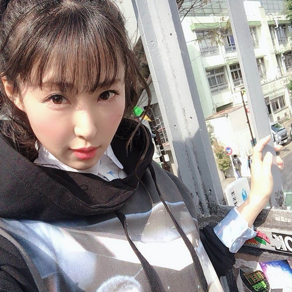 風谷南友さんのインスタグラム写真 - (風谷南友Instagram)「スーパーウルトラめちゃ嬉しい事に、 #Pokémonshirts #ポケモンシャツ のモデルさせて頂きました👔✨ 着させて頂いたのは、 #フリーザー #Articuno 💙💛💚 白とスカイブルーがとても爽やかなシャツです✨ I was made a collaboration shirt with Pokemon Articuno! And I did a model. ・ 襟裏にはプリン柄 袖裏には、私が海が好きなので、#シャワーズ を入れて下さいました！✨🏝 アップ画像は、ポケモンさん公式インスタ @pokemon_shirts_official  からご覧下さい☑︎ 他にもコラボシャツがいっぱい♬ ・ さらに、風谷南友✖️フリーザーをイメージした、世界に１つだけの腕時計を、 #UNDONE さんが作って下さいました！ こちらも色合いが爽やかで、裏側もカッコいい！名前入り🏅 ・ これらで、#ファッションドリーマーD くんがスタイリングしてくれました！ Dくんのスタイリングは流石で、原宿に合う #ゆるコーデ で、149cmのわたしですが、スタイリッシュに仕上げてくれました✨ シャツを #ゆるカジ にする技。撮影日はまだ寒かったですが、首元と袖元の爽やかなシャツが、もうすぐ来る春を感じさせてくれます。🌸 本業は女優ということで、映画 #グレムリン の #フーディー のパーカーをONしてくれたそうです♬ 素敵コーデ✨✨🍀 ・ パンツは、#enchantewithD  スニーカー #skechers ・ 春になったら、シャツだけでもとで爽やかに着れそう✨サイズもピッタリで、色も合わせ易くてスカートにパンツに、重ね着も、イメージが広がる〜♬ ・色んな意味や思いが詰まった服って、 着ただけでなんだか少しだけ強くなれた気がしますっ笑😁 ・ Dくんのインスタも素敵ファッションいっぱいですよ✨ @d_japanese ・ 季節が変わって新しいファッションを楽しむ時期ですね♬ 四季があるの改めて素敵✨ ・ #pokemonshirts #Vaporeon #mypokemonshirts #pokemon #shirts #gottawearemall #shirtstagram  #ポケシャツ  #ポケモン #シャツ #シャツコーデ #低身長コーデ  #スポーティーコーデ  #148cm #149cm #sサイズ #xs  #Pokemon」4月6日 17時52分 - nayu.jp_149cm