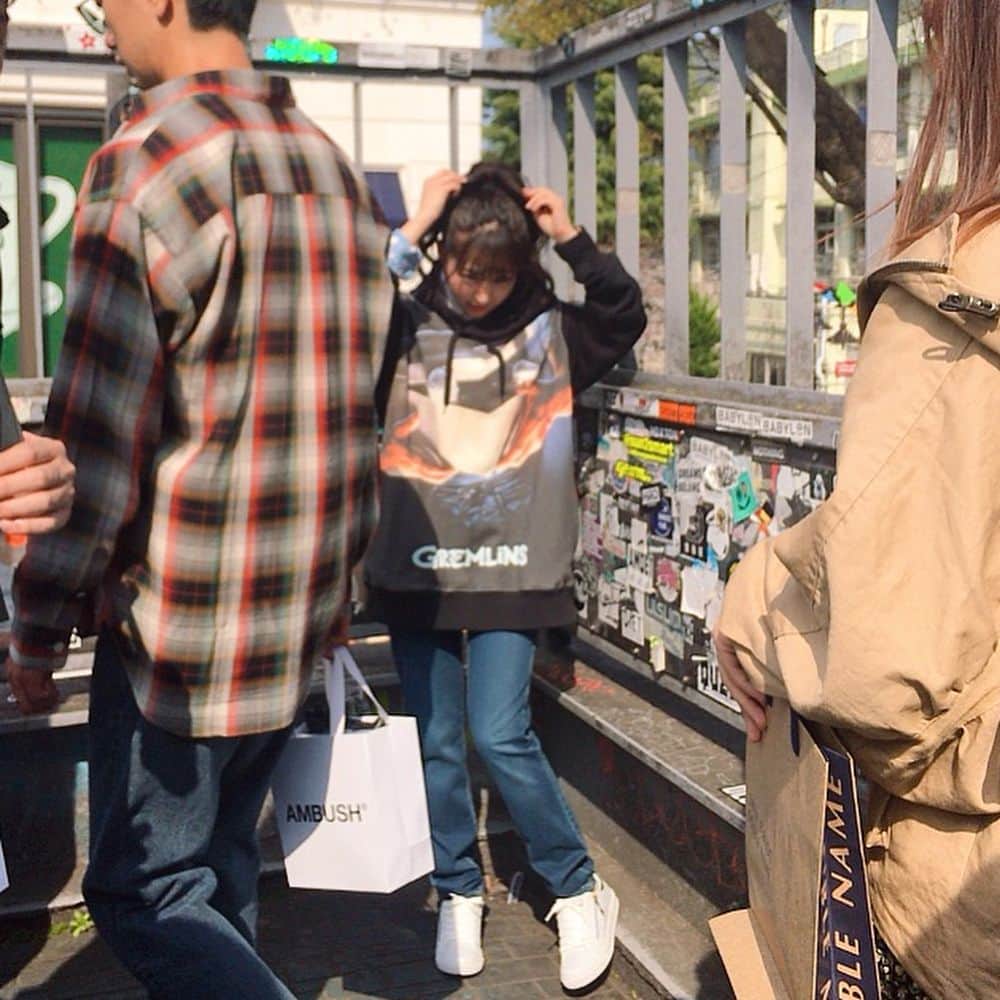 風谷南友さんのインスタグラム写真 - (風谷南友Instagram)「スーパーウルトラめちゃ嬉しい事に、 #Pokémonshirts #ポケモンシャツ のモデルさせて頂きました👔✨ 着させて頂いたのは、 #フリーザー #Articuno 💙💛💚 白とスカイブルーがとても爽やかなシャツです✨ I was made a collaboration shirt with Pokemon Articuno! And I did a model. ・ 襟裏にはプリン柄 袖裏には、私が海が好きなので、#シャワーズ を入れて下さいました！✨🏝 アップ画像は、ポケモンさん公式インスタ @pokemon_shirts_official  からご覧下さい☑︎ 他にもコラボシャツがいっぱい♬ ・ さらに、風谷南友✖️フリーザーをイメージした、世界に１つだけの腕時計を、 #UNDONE さんが作って下さいました！ こちらも色合いが爽やかで、裏側もカッコいい！名前入り🏅 ・ これらで、#ファッションドリーマーD くんがスタイリングしてくれました！ Dくんのスタイリングは流石で、原宿に合う #ゆるコーデ で、149cmのわたしですが、スタイリッシュに仕上げてくれました✨ シャツを #ゆるカジ にする技。撮影日はまだ寒かったですが、首元と袖元の爽やかなシャツが、もうすぐ来る春を感じさせてくれます。🌸 本業は女優ということで、映画 #グレムリン の #フーディー のパーカーをONしてくれたそうです♬ 素敵コーデ✨✨🍀 ・ パンツは、#enchantewithD  スニーカー #skechers ・ 春になったら、シャツだけでもとで爽やかに着れそう✨サイズもピッタリで、色も合わせ易くてスカートにパンツに、重ね着も、イメージが広がる〜♬ ・色んな意味や思いが詰まった服って、 着ただけでなんだか少しだけ強くなれた気がしますっ笑😁 ・ Dくんのインスタも素敵ファッションいっぱいですよ✨ @d_japanese ・ 季節が変わって新しいファッションを楽しむ時期ですね♬ 四季があるの改めて素敵✨ ・ #pokemonshirts #Vaporeon #mypokemonshirts #pokemon #shirts #gottawearemall #shirtstagram  #ポケシャツ  #ポケモン #シャツ #シャツコーデ #低身長コーデ  #スポーティーコーデ  #148cm #149cm #sサイズ #xs  #Pokemon」4月6日 17時52分 - nayu.jp_149cm