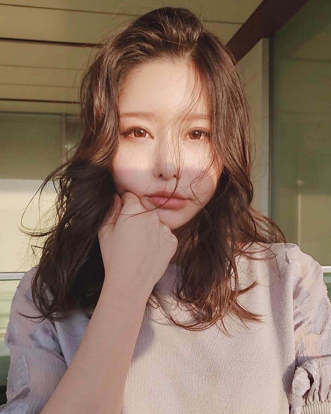 のインスタグラム：「changed my hair color! i like this style😘 髪染めた。 ナベさん @shea.nabe のセンス良いなぁ💇‍♀️ 光に当たると綺麗な艶髪✨ 夕焼けを浴びてます。 しばらくお仕事でナチュラル系だけど次はどんな髪にしようかなっと☻ 伸ばすか切るか…考えるの楽しい。 . . . #SHEA #SHEAhair #SHEAカラー #SHEAヘアー #omotesando #harajuku #ヴィクトリアトリートメント #渡辺一正 #表参道 #hairsalon」