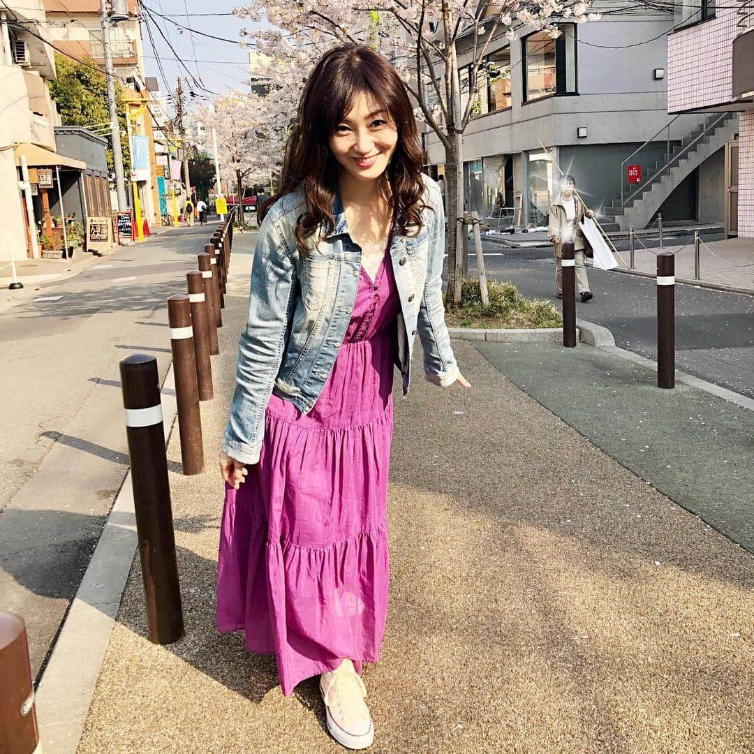 梅本理恵さんのインスタグラム写真 - (梅本理恵Instagram)「美容院の帰りに桜♡  きれいな桃色。 ところどころ、葉桜。 まだ間に合った。  つやつやによみがえった髪を、ふわふわに巻いてセットして頂いて、桜を見ながら、お散歩☺︎☺︎♡ 春やな〜🌸 ・ ・ ・ #美容院 #美容院帰り#笑顔#桜 #桜満開 #癒されピンク #葉桜 #桜並木 #そう言えば #去年 も#自由が丘 #美魔女#はんなり美魔女#梅本理恵#アラフォー#アラフィフ#ハグオーワー #アンチエイジング#美容#美活#ラーメン#酢辣湯麺 #無印良品 #ドライフルーツ#大好き #team美魔女9期生」4月6日 17時50分 - rie___12ki