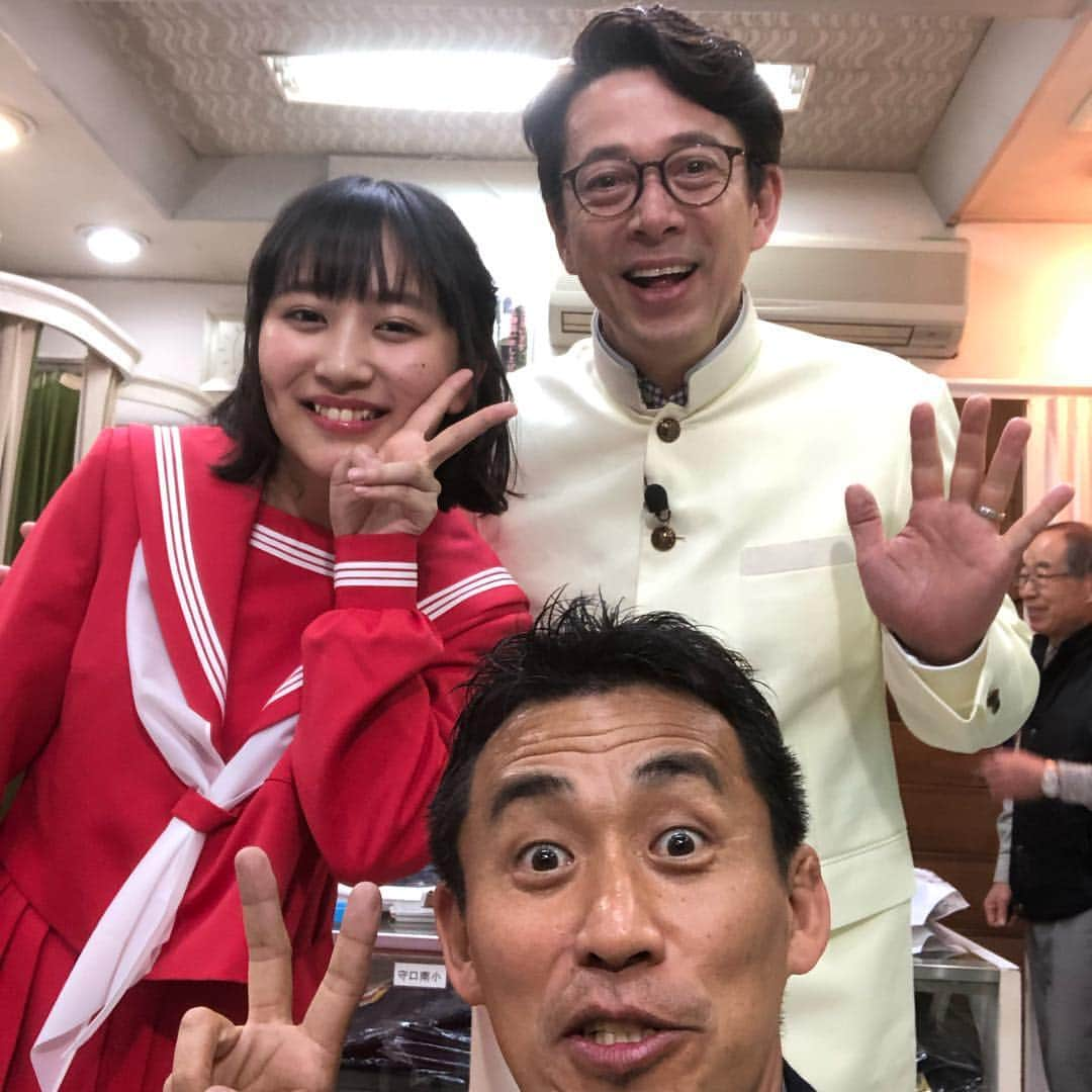 石田靖さんのインスタグラム写真 - (石田靖Instagram)「テレビ大阪⑦『大阪メトロで新発見❗️沿線ぶらり歩き』ロケ 西川忠志とたこやきレインボーのくるみと谷町線を担当😆😆😆 谷町線沿いの下町情緒溢れる商店街をぶらり 忠志の暴走💨くるみも困惑😵 OAは4月20日19時START お楽しみ〜 #テレビ大阪 #大阪メトロ #谷町線 #下町情緒溢れる商店街 #空堀商店街 #天神橋筋商店街 #天満市場 #千林商店街 #2枚目の写真 #紅白の制服 #漫才コンビ #西川忠志 #たこやきレインボー #くるみ #一期一笑  #石田靖」4月6日 18時06分 - yasulog