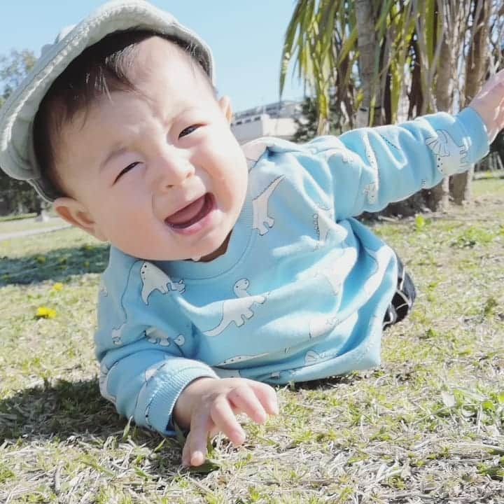 蛯原英里さんのインスタグラム写真 - (蛯原英里Instagram)「お天気も良かったので公園へ  シートを敷いてピクニック気分 私は密かに、そろそろかな～と 計画していたことが…！ かむちゃんの芝生デビュー！ シートの上ではニコニコだったものの…  手をつけてしばらく固まり ゆっくり両手を上げて降ろそうとしない そして、泣く～  お姉ちゃんの時も 芝生デビューの時は 大泣きしていたな～  やっぱり、初めての芝生の感触で、草のチクチクは痛いんでしょうね その反応もまた可愛い～💕 次回は裸足でも体験してもらおうかな😊 その反応も楽しみです！  #芝生#デビュー#6months#boys #babyboy」4月6日 17時58分 - eriebihara