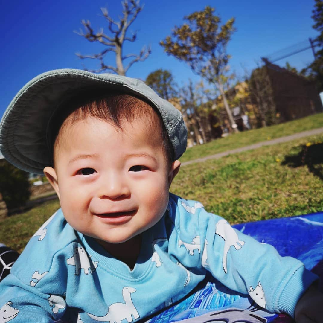 蛯原英里さんのインスタグラム写真 - (蛯原英里Instagram)「お天気も良かったので公園へ  シートを敷いてピクニック気分 私は密かに、そろそろかな～と 計画していたことが…！ かむちゃんの芝生デビュー！ シートの上ではニコニコだったものの…  手をつけてしばらく固まり ゆっくり両手を上げて降ろそうとしない そして、泣く～  お姉ちゃんの時も 芝生デビューの時は 大泣きしていたな～  やっぱり、初めての芝生の感触で、草のチクチクは痛いんでしょうね その反応もまた可愛い～💕 次回は裸足でも体験してもらおうかな😊 その反応も楽しみです！  #芝生#デビュー#6months#boys #babyboy」4月6日 17時58分 - eriebihara