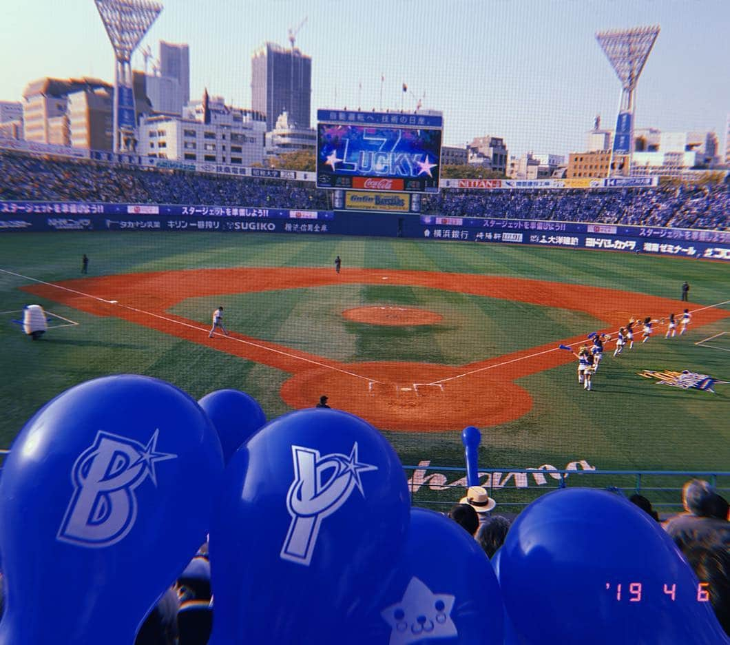 小澤陽子さんのインスタグラム写真 - (小澤陽子Instagram)「in private❁  DeNAの本拠地。本腰を入れて応援⚾️💙💙 勝ってくれたーーー！！！！！😭✨ . . いい試合すぎた。 天気良すぎた。 はぁーーもう最高すぎました❤︎ ARIGATO☻. . .  #今週はmyスポーツ観戦week  #横浜DeNAベイスターズ #横浜出身 #ハマっ子です #みかん氷🍊初めて食べた #これからお台場戻って #馬好王国 #桜花賞 #予想大討論会 #夜深いですがぜひ見て #明日に備えて盛り上がりましょう #実はプライベートで桜花賞行きます #そして明日から新番組。💪🏻 #日曜朝起きたらフジテレビつけてください✨  #おざよーの野球観戦⚾︎」4月6日 18時14分 - yoko.ozawa729