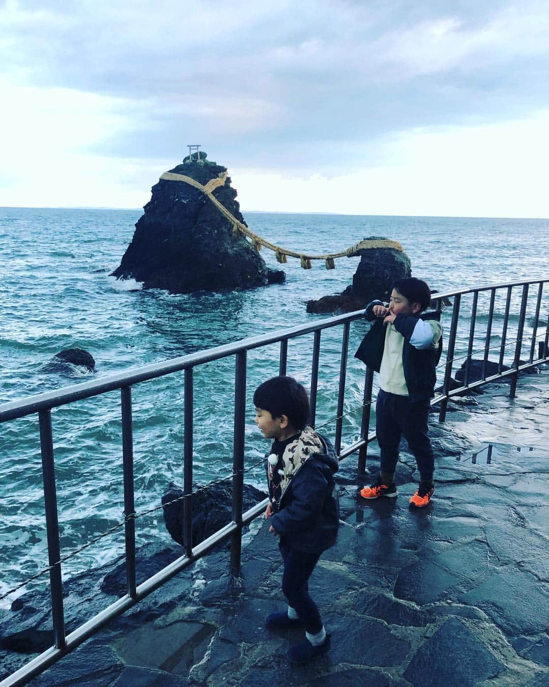 SHOCK EYEさんのインスタグラム写真 - (SHOCK EYEInstagram)「子供にとったら、夫婦岩よりも、眼前に打ち寄せる波の方が興味あるんだよね😆」4月6日 18時08分 - shockeye_official