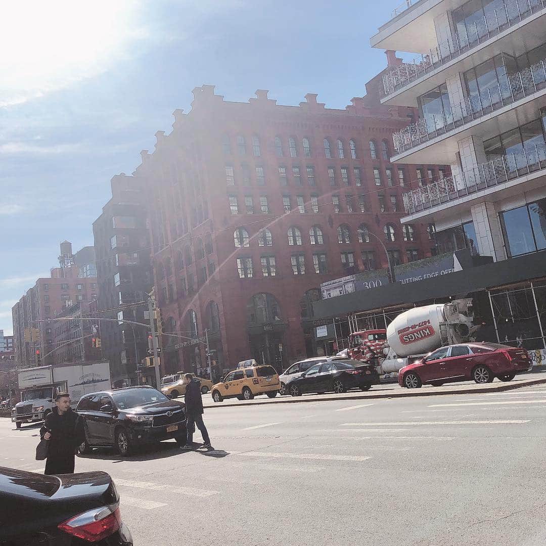 彰人さんのインスタグラム写真 - (彰人Instagram)「ニューヨークの街並みはカラフルで個性的。人見知りもホームシックも出ずに歩き疲れてヘトヘトになるまで1日中歩き回って観光。 . もうNYに住みたい。 . #ddtpro #DDTNYC #NY #ニューヨーク #ソーホー #タイムズスクエア #ブルクックリン #おっぱい」4月6日 18時09分 - akitonsgk