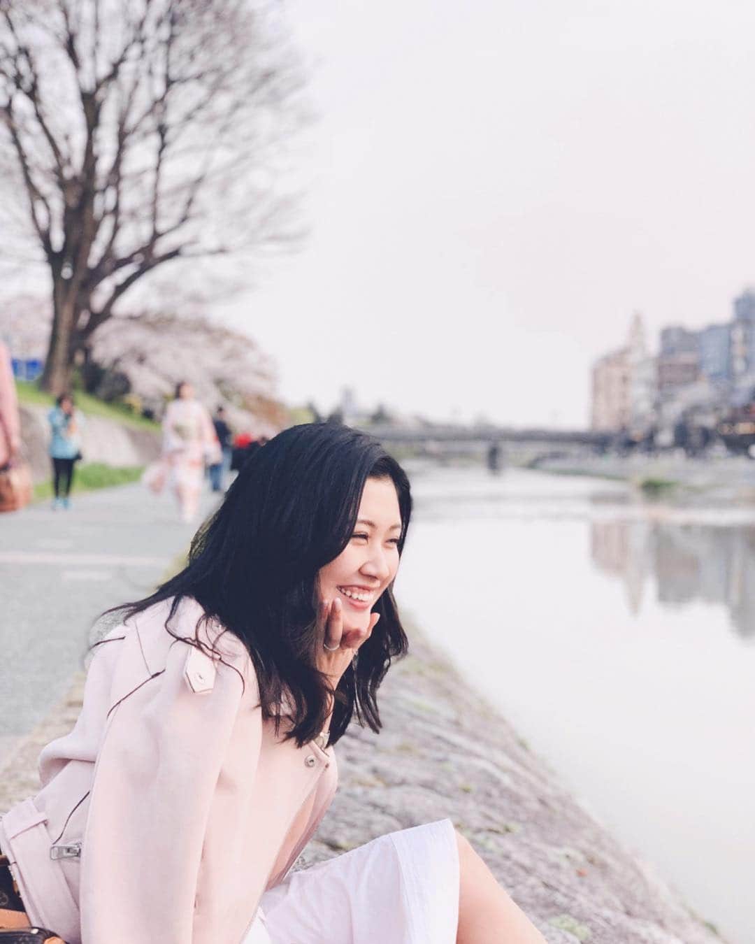 Rina Itagakiのインスタグラム：「Sakura season🌸 久々の投稿はボスに撮影していただいた京都の鴨川での一枚😊 毎日が楽しくて時があっという間に過ぎていきます😂 #sakura #kyoto #happy #京都 #お花見」