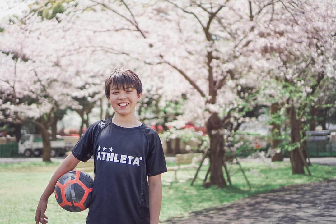 バイリンガル3兄妹のインスタグラム：「サッカー帰り ・ ダメ元で「桜と写真を撮りませんか？」と頼んでみたところ、珍しく「いーよ」って言ってくれたので😂 ・ 左後ろのトラックちょっと残念だったけど、綺麗な場所で撮れました😂 ・ 3人一緒には無理だったけど 桜2019年 それぞれ撮れてよかった♡ ・ しかし撮ってばかりで全然プリントアウトしてない😂 ・ いい加減部屋に飾ったりしたいな♡ ・ #桜連投すいません #桜 #cherryblossom #空雅 #小6男子 ←NEW!!!! #11歳 #ママカメラ #ミラーレス一眼  #バイリンガル3兄妹」