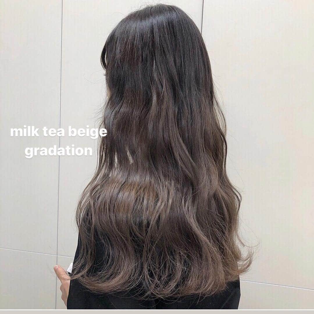 ALIVEさんのインスタグラム写真 - (ALIVEInstagram)「. @alive_erika74  Spring color 🌸🍈 . . 当日予約もお待ちしております💓 . ❤︎inner color ❤︎creamy color ❤︎silver & lavender  自分だけのcolorお任せください🌻✨ . 🦋🦄🦋🦄🦋🦄💫 . こちらのカラーにされたい方は、 💗ALIVE表参道店カラーリスト💗 大久保江里夏 @alive_erika74  ご指名ください🎶 . . ダブルカラー、ハイライト、グラデーションなどのブリーチを使ったcolorお任せ下さい🐰💭💗 .  bleachの抜けは、人によって異なるため 一人ひとりに合わせたbleach回数と、color配合で 誰よりもかわいいpink.purpleにします🐰🎶 . pink.purple.beige系のcolor、お任せください✨ . #オオクボエリカ #hair#haircolor#hairarrange#hightone#gradationcolor#highlight#pinkhair#カラーシャンプー #グラデーションカラー#ハイライト#ピンクヘアー  #ピンクアッシュ#ピンクブラウン#ピンクベージュ#パープルピンク#ピンクパープル#ラベンダーベージュ#ラベンダーアッシュ#ハイトーン#卒業式#美容室#美容師#美容学生#ムラシャン#春カラー#表参道#インナーカラー#インナーカラーピンク#ピンクシャンプー」4月6日 18時25分 - alivehair