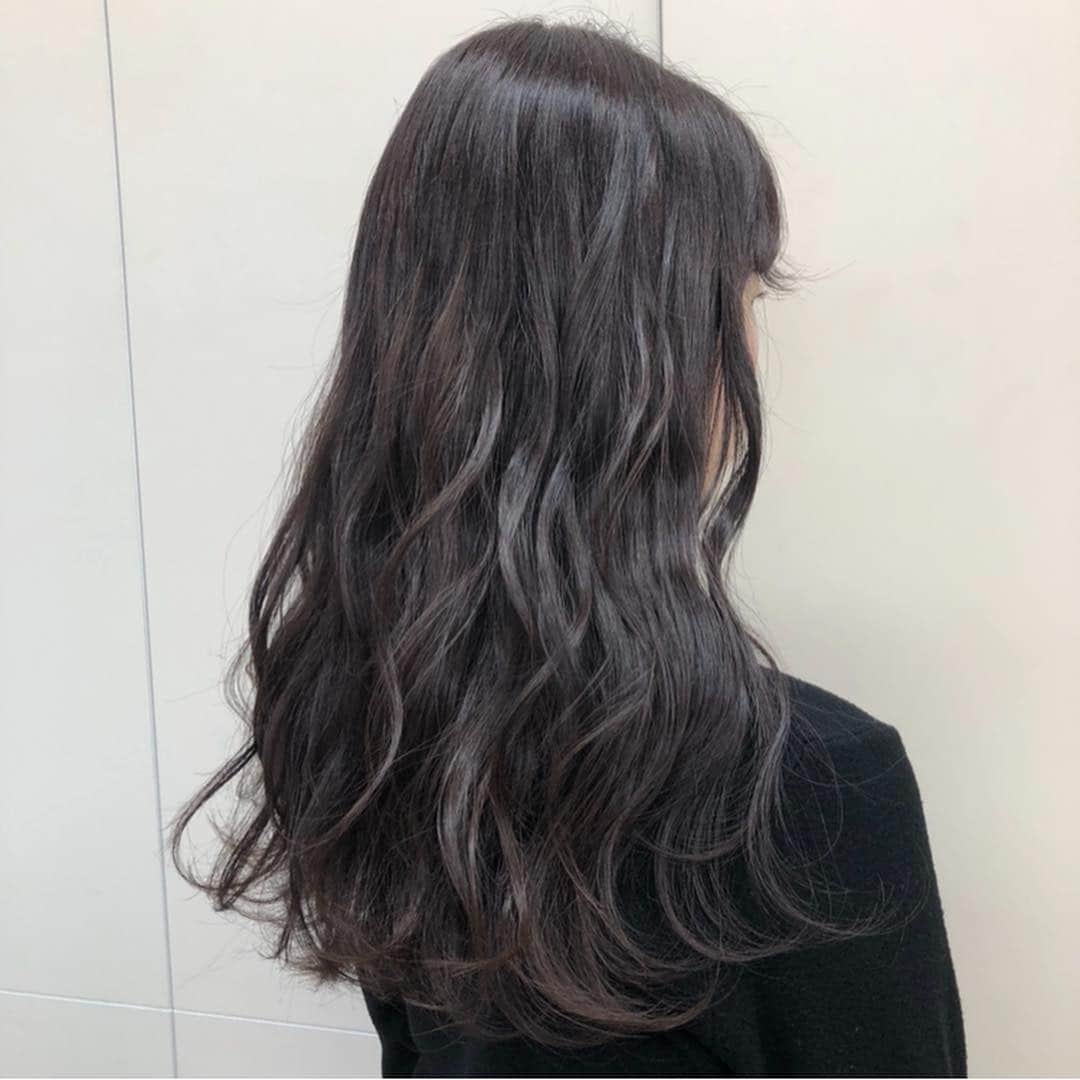 ALIVEさんのインスタグラム写真 - (ALIVEInstagram)「. @alive_erika74  Spring color 🌸🍈 . . 当日予約もお待ちしております💓 . ❤︎inner color ❤︎creamy color ❤︎silver & lavender  自分だけのcolorお任せください🌻✨ . 🦋🦄🦋🦄🦋🦄💫 . こちらのカラーにされたい方は、 💗ALIVE表参道店カラーリスト💗 大久保江里夏 @alive_erika74  ご指名ください🎶 . . ダブルカラー、ハイライト、グラデーションなどのブリーチを使ったcolorお任せ下さい🐰💭💗 .  bleachの抜けは、人によって異なるため 一人ひとりに合わせたbleach回数と、color配合で 誰よりもかわいいpink.purpleにします🐰🎶 . pink.purple.beige系のcolor、お任せください✨ . #オオクボエリカ #hair#haircolor#hairarrange#hightone#gradationcolor#highlight#pinkhair#カラーシャンプー #グラデーションカラー#ハイライト#ピンクヘアー  #ピンクアッシュ#ピンクブラウン#ピンクベージュ#パープルピンク#ピンクパープル#ラベンダーベージュ#ラベンダーアッシュ#ハイトーン#卒業式#美容室#美容師#美容学生#ムラシャン#春カラー#表参道#インナーカラー#インナーカラーピンク#ピンクシャンプー」4月6日 18時25分 - alivehair