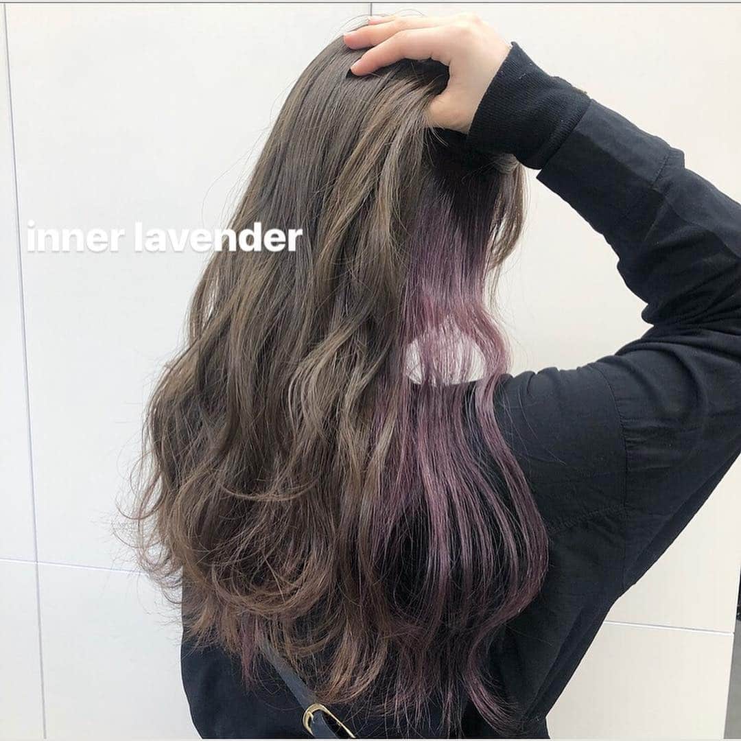 ALIVEさんのインスタグラム写真 - (ALIVEInstagram)「. @alive_erika74  Spring color 🌸🍈 . . 当日予約もお待ちしております💓 . ❤︎inner color ❤︎creamy color ❤︎silver & lavender  自分だけのcolorお任せください🌻✨ . 🦋🦄🦋🦄🦋🦄💫 . こちらのカラーにされたい方は、 💗ALIVE表参道店カラーリスト💗 大久保江里夏 @alive_erika74  ご指名ください🎶 . . ダブルカラー、ハイライト、グラデーションなどのブリーチを使ったcolorお任せ下さい🐰💭💗 .  bleachの抜けは、人によって異なるため 一人ひとりに合わせたbleach回数と、color配合で 誰よりもかわいいpink.purpleにします🐰🎶 . pink.purple.beige系のcolor、お任せください✨ . #オオクボエリカ #hair#haircolor#hairarrange#hightone#gradationcolor#highlight#pinkhair#カラーシャンプー #グラデーションカラー#ハイライト#ピンクヘアー  #ピンクアッシュ#ピンクブラウン#ピンクベージュ#パープルピンク#ピンクパープル#ラベンダーベージュ#ラベンダーアッシュ#ハイトーン#卒業式#美容室#美容師#美容学生#ムラシャン#春カラー#表参道#インナーカラー#インナーカラーピンク#ピンクシャンプー」4月6日 18時25分 - alivehair