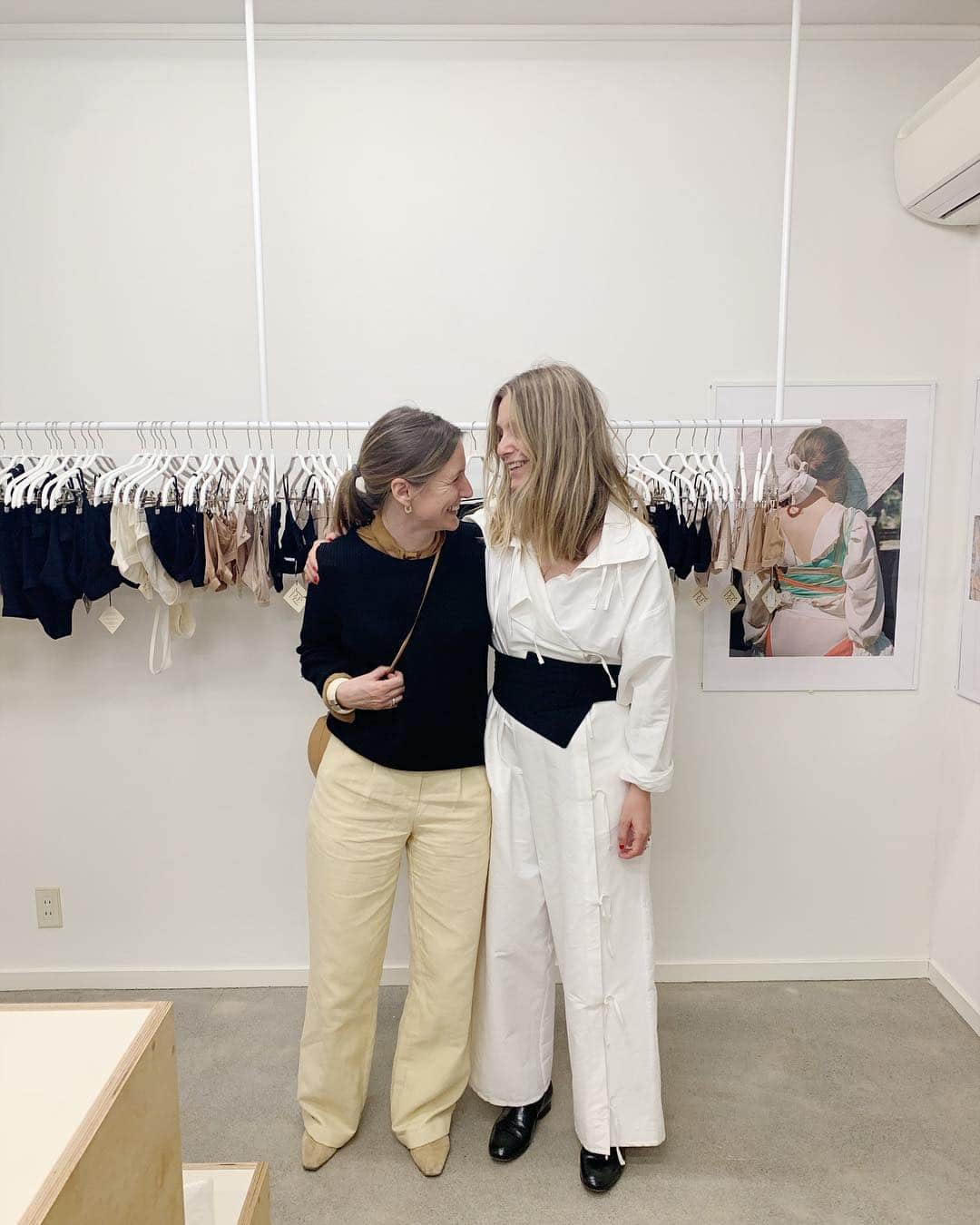のインスタグラム：「ベースレンジの1周年パーティへ。 @baserangetokyo  大好きなブランドのデザイナーさんと話せるなんて幸せ！  気持ちよすぎる下着たちはいつもマタニティを依頼してくれる妊婦さんたちみんなにおススメしているよ。 「オススメしてもらったって買いに来てくれる人たくさんいるよ」って教えてもらったよーうれしい♡  授乳もしやすいし、ぜひ試してみてくださいませー！」