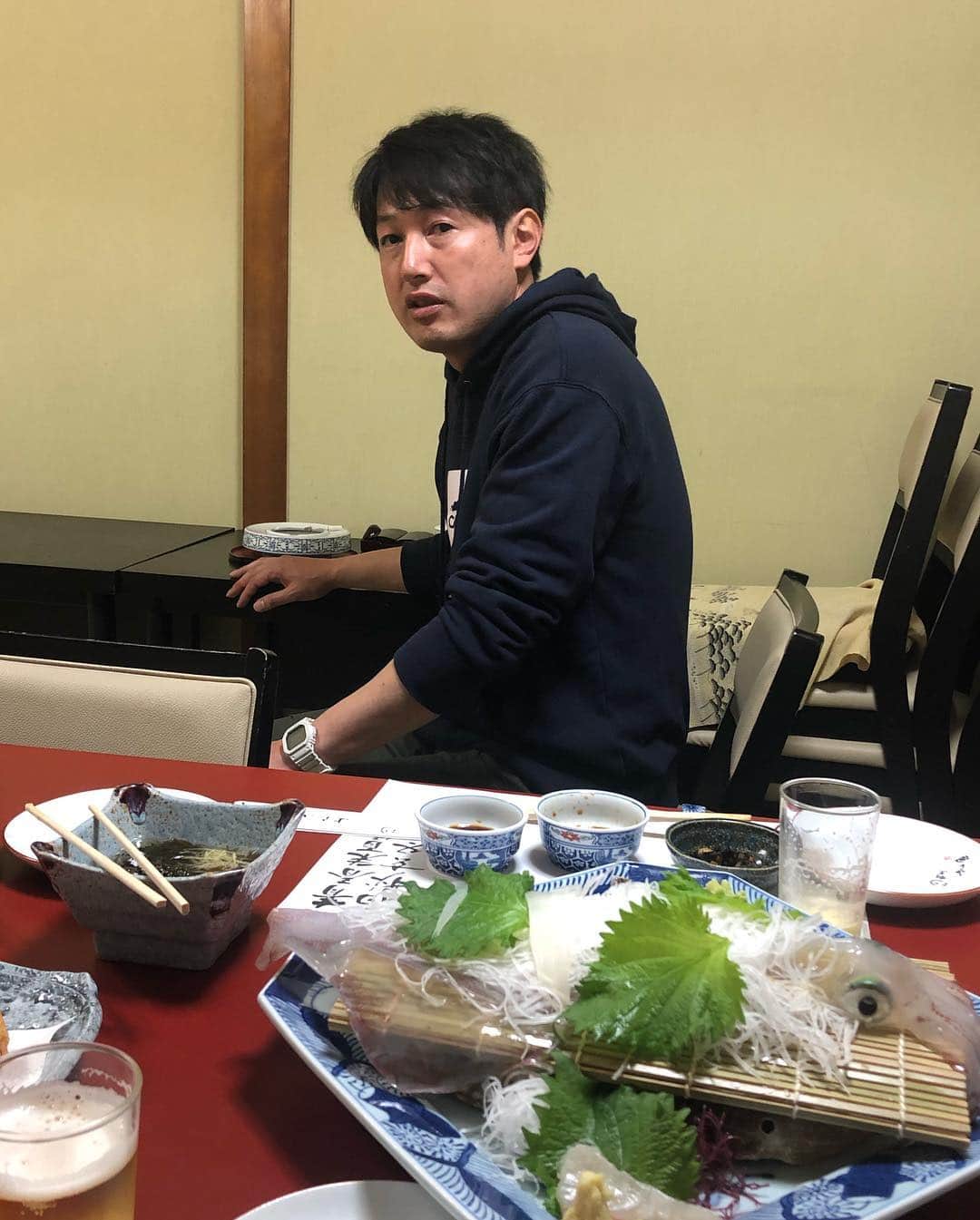 たむらけんじさんのインスタグラム写真 - (たむらけんじInstagram)「屋台が空かなくてあべちゃんオススメの『割烹よし田』さんに。 奇跡的に入れまして、最高のイカ食べてます。 ラッキー！！！ #たむけん #グルメ #福岡」4月6日 18時27分 - tamuradojou