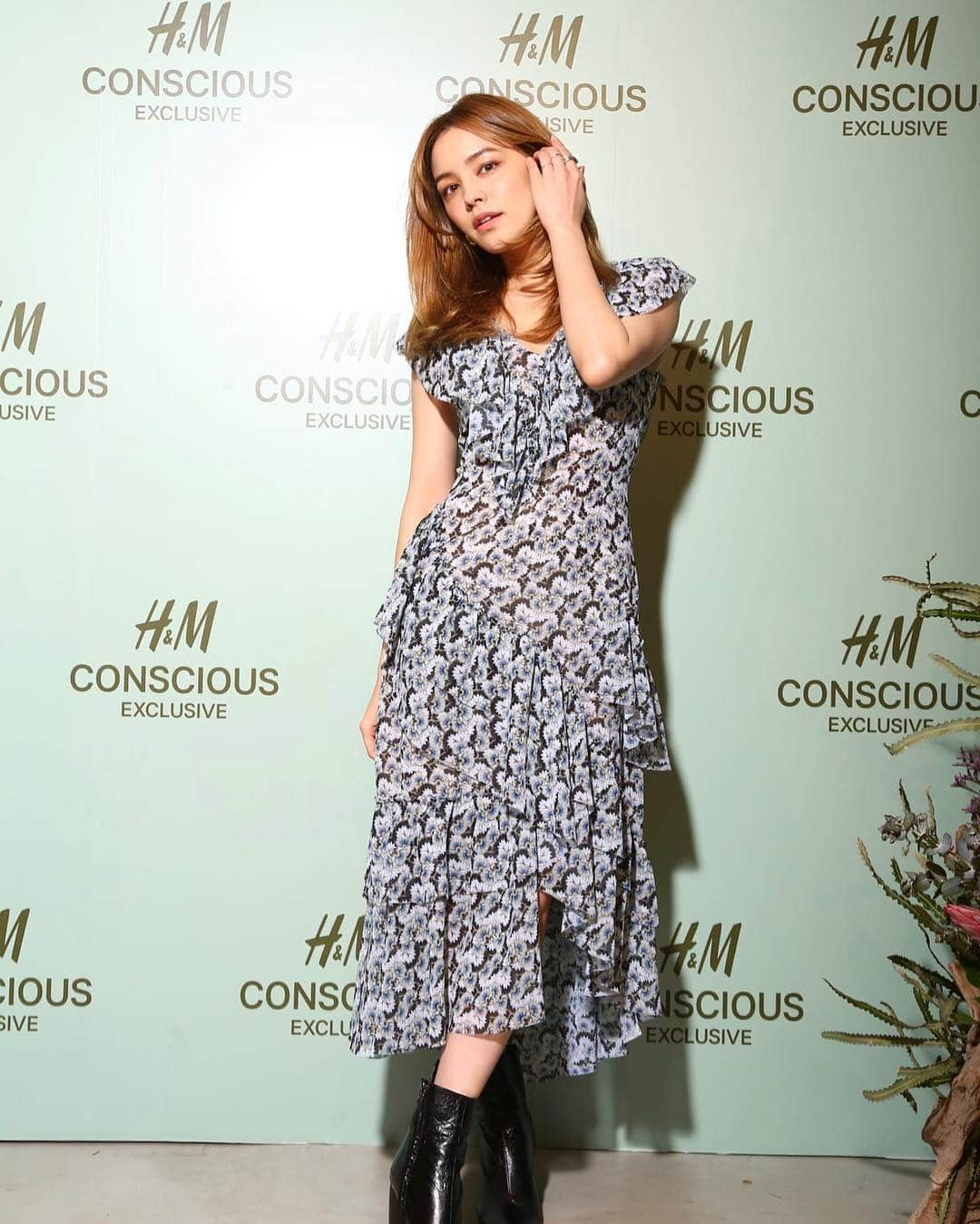 ステファニーさんのインスタグラム写真 - (ステファニーInstagram)「💐💚✨ H&M CONSCIOUS EXCLUSIVE 大好きなH&Mは、可愛くて安いだけではなく 環境にも優しいのをみんな知ってた？！ このコンシャスエクスクルーシブは 海洋に投棄されたプラスチックなど廃棄物が 使われていたりするの！ 私が写真で着ている服もそうです。 その他にもパイナップルの葉っぱから作られているものがあったりと、 地球にも人にも優しいのが素晴らしい！！ ちなみに、お店に着なくなった服を持っていっても 処分をせずにそこからリサイクルして 新たなお洋服が生まれるんだよ！ 私もよく持って行っています！ みんなも是非❤︎ #love #fashion #style #outfit #hm #hmconscious #hmconsciousexclusive #eco #リサイクル」4月6日 18時28分 - steph_0928_