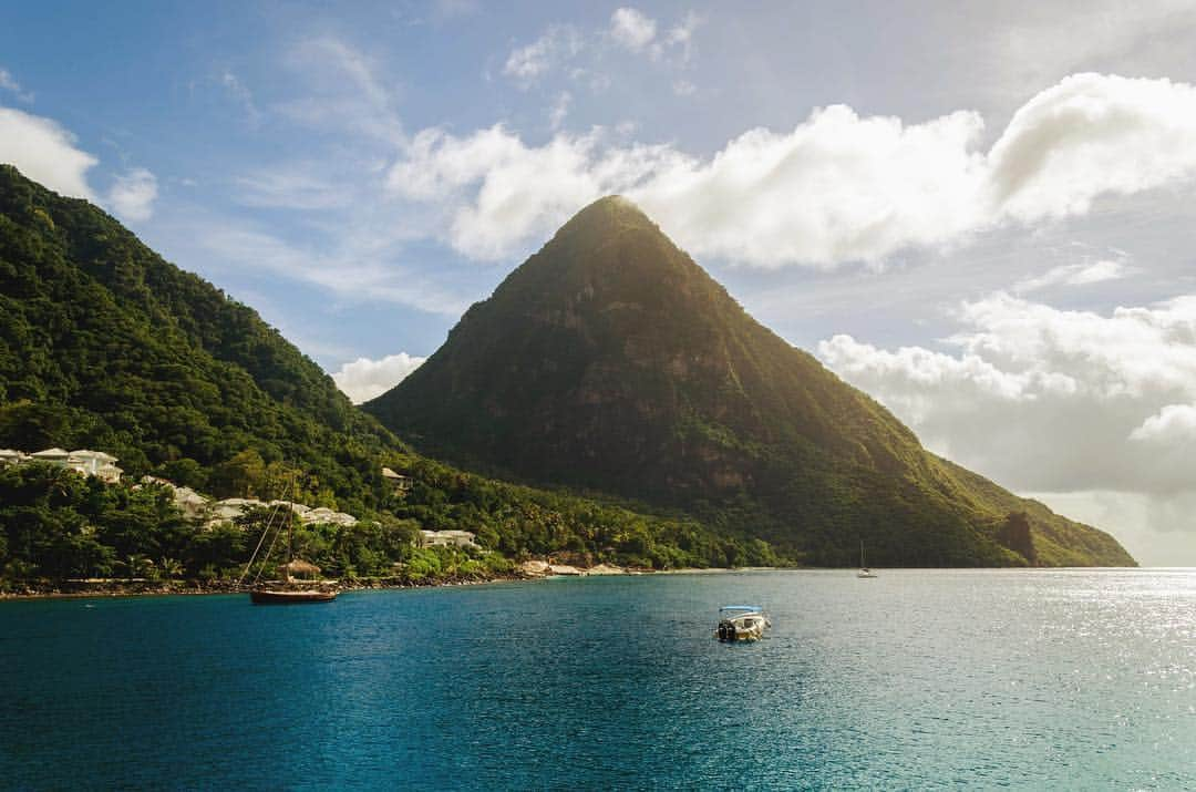 AIR CANADAさんのインスタグラム写真 - (AIR CANADAInstagram)「Hello, paradise! Catch a non-stop flight to St. Lucia from Toronto aboard @aircanadarouge any time of year. ☀️ . . Bonjour le paradis! Prenez un vol sans escale pour Sainte-Lucie au départ de Toronto à bord d’@aircanadarouge à tout moment de l’année. ☀️」4月6日 18時30分 - aircanada