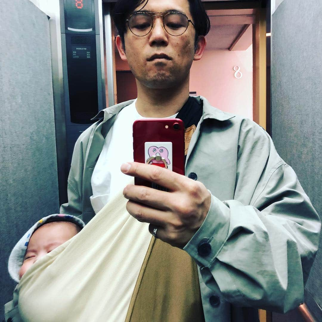 岡田義徳さんのインスタグラム写真 - (岡田義徳Instagram)「今日は天気も良かったので、息子を抱いて目黒川を散歩。ちなみに嫁は舞台で北九州公演でした！スリングコーデが板についてきた！携帯リングは生理ちゃん。 #岡田義徳  #目黒川 #花見 #散歩 #スリング #コーデ #生理ちゃん」4月6日 18時32分 - yoshinori_okada_44