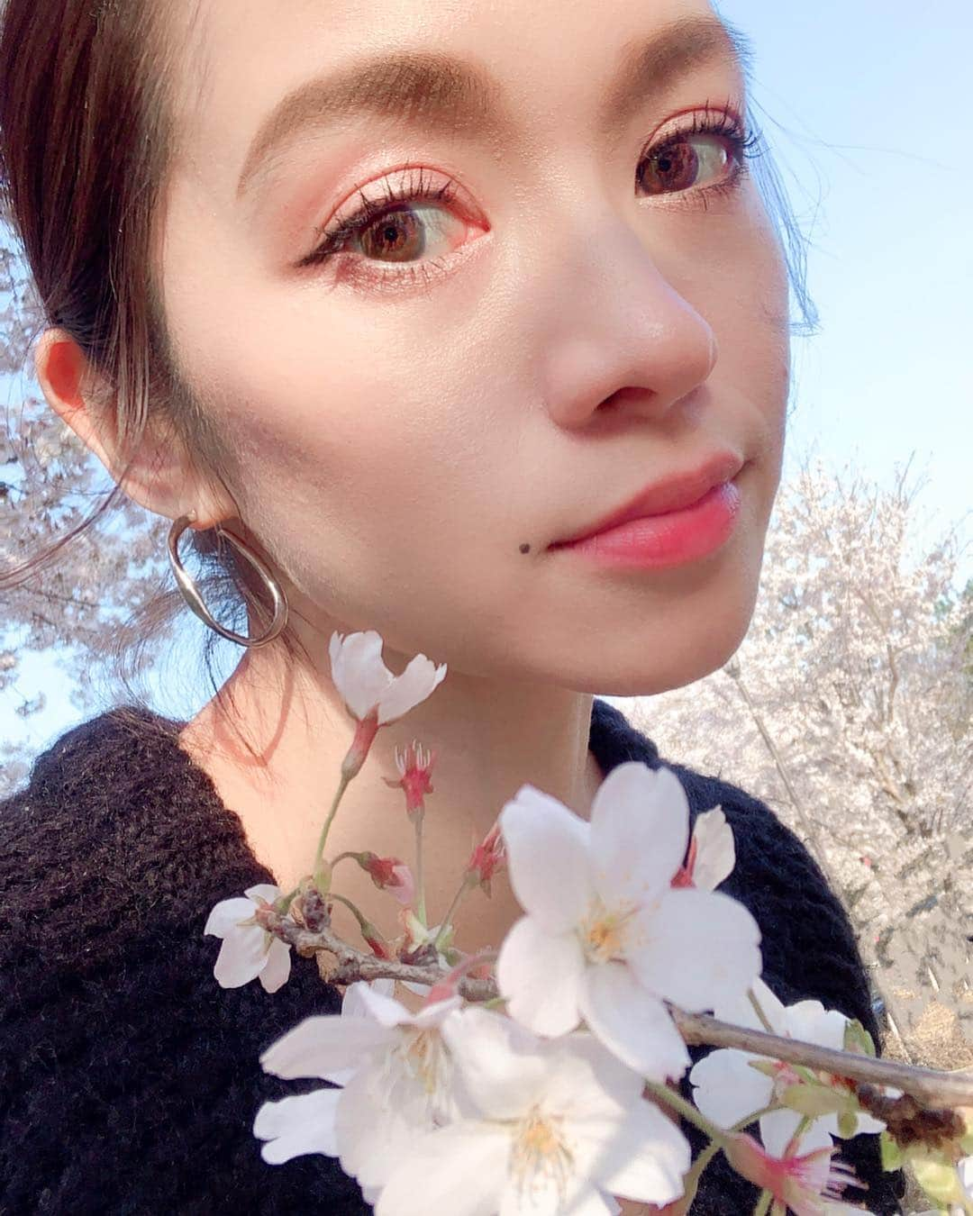 大森美知さんのインスタグラム写真 - (大森美知Instagram)「今年の桜は長いね🌸 桜の下でお花見🍡 日本人で良かった〜❤️（ハーフだけど） 今日は平成最後のお花見かなぁ🎌 ________________________________ #桜 #お花見 #🌸 #🎌 #平成最後 #令和まであと少し」4月6日 18時34分 - michi_oomori_official