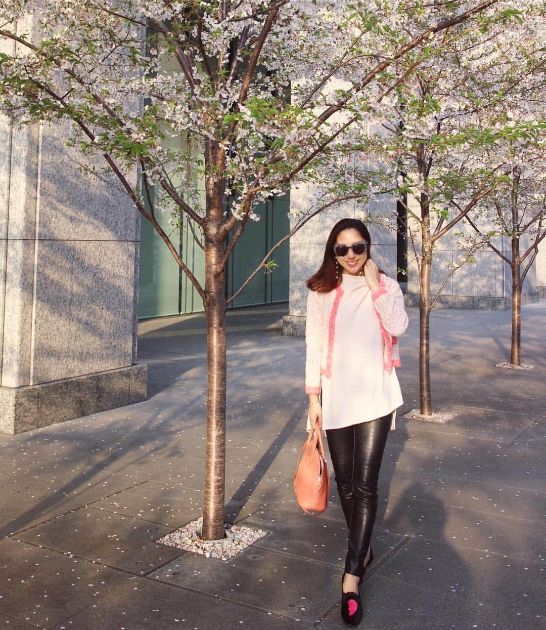 のインスタグラム：「有楽町へ、 お買い物＆お散歩💗 今日は春らしいお色のお洋服✨🌷✨ ZARAのツイードガーディガンは 今季買ったお気に入り💛 桜の季節は薄いピンクばかり着たくなる🌸 #saturday #pink #coordinate #ママコーデ #有楽町 #お散歩 #ZARA #hermes」