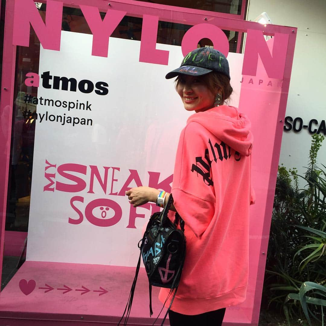 新山千春さんのインスタグラム写真 - (新山千春Instagram)「入学式🌸の後は 娘と #nylon のeventへ！！ . #adidas #NIKE #Benesse #atmos‬ 🐩💖💜😍💜💖 . .  my daughter's Instagram account  @moremore0712 🌈  #streetfashion #streetwear _____________________________________________________🌴#LA 好き❤ #art 🎨好き#Japaneseactress #casualcoordinate #denimcoordinate #makeup #model  #mamastyle #Instagood #hairarrange #fashion  #outfit #casualstyle  #outfitstyle #촬영 #粉我 #나를따르라  #fashionistas #dailylook #coodinate #いいね 💘#フォロー ありがとうございます🌹#新山千春  _____________________________________________」4月6日 18時48分 - chiharuuu_0114