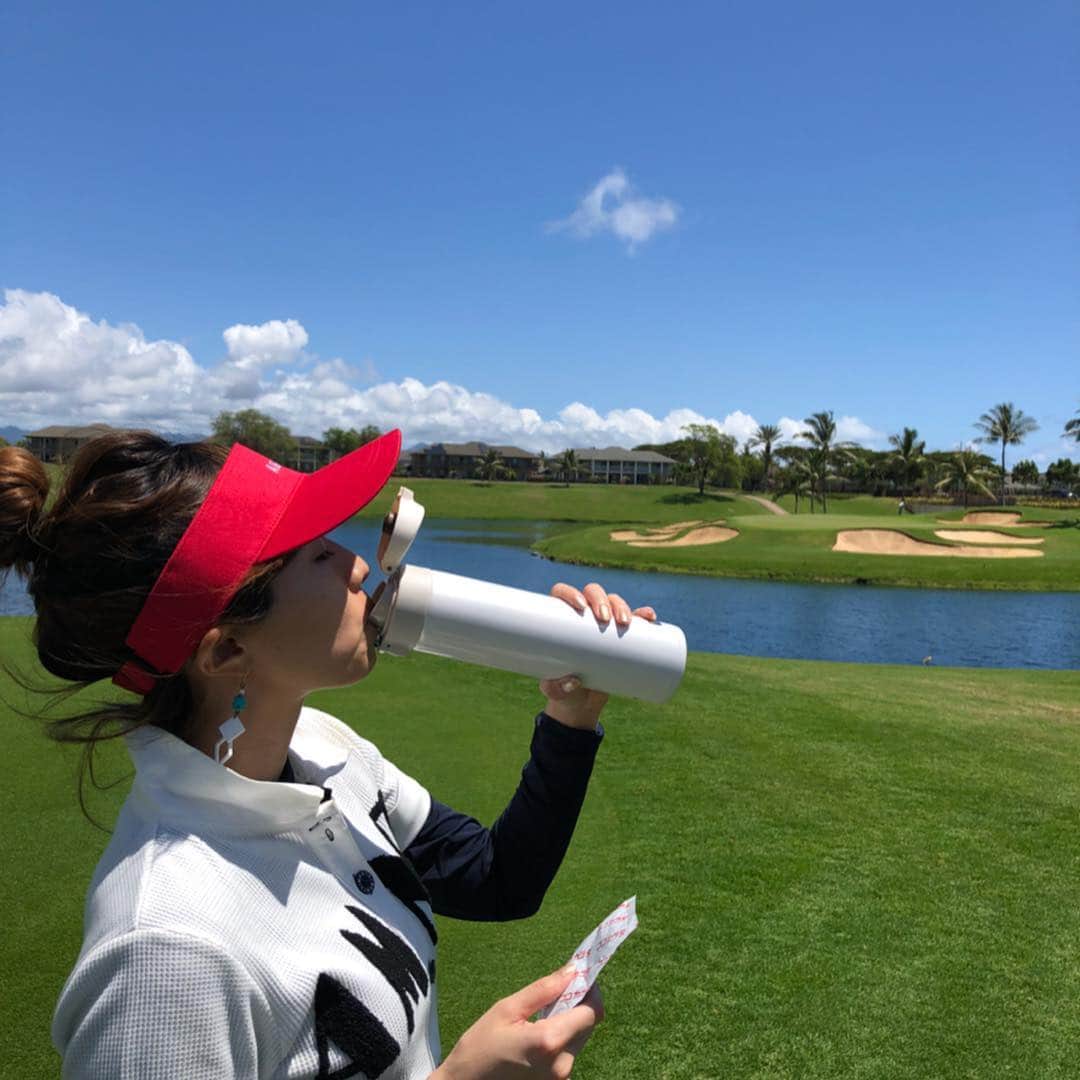 岩崎静羅さんのインスタグラム写真 - (岩崎静羅Instagram)「☺︎ ホアカレイリベンジ！！！ 前回奥のバンカーやったから この日は1番手下げてみたものの。。。 ギリギリのところで 結局手前のバンカー💦笑笑 リベンジならず！！ ジュース代わりに、水分補給に、ゴルフのお供に。。とハワイでもかなりクエン酸が大活躍♡ 個包装のもあるから持ち運び楽チン！ * #155cm #ゴルフ女子 #ゴルフバカ #golf #golfer #golfisfun #golfclub  #高尔夫 #골프 #골프웨어 #JAPAN #ココカラダ #ココカラダのある生活  #クエン酸 #ワークアウト #スポーツ #トレーニング #ダイエット #ボディメイク  #筋トレ #加治ひとみ #hawaii #ハワイ #リゾート 最高♡」4月6日 18時48分 - seeeeiiiiraaaa