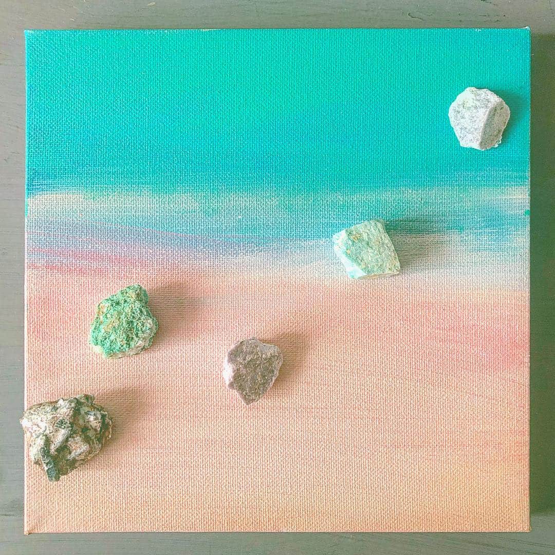 のインスタグラム：「Painting of Ocean and Sky with Minerals#海と空の絵と鉱物。  @homemadeendoh  #surf #ocean #island #beach #art #artwork #contemporaryart #seascape #canvas #artstudio #light #life #live #miyakoyamazaki #山崎美弥子 #絵画」