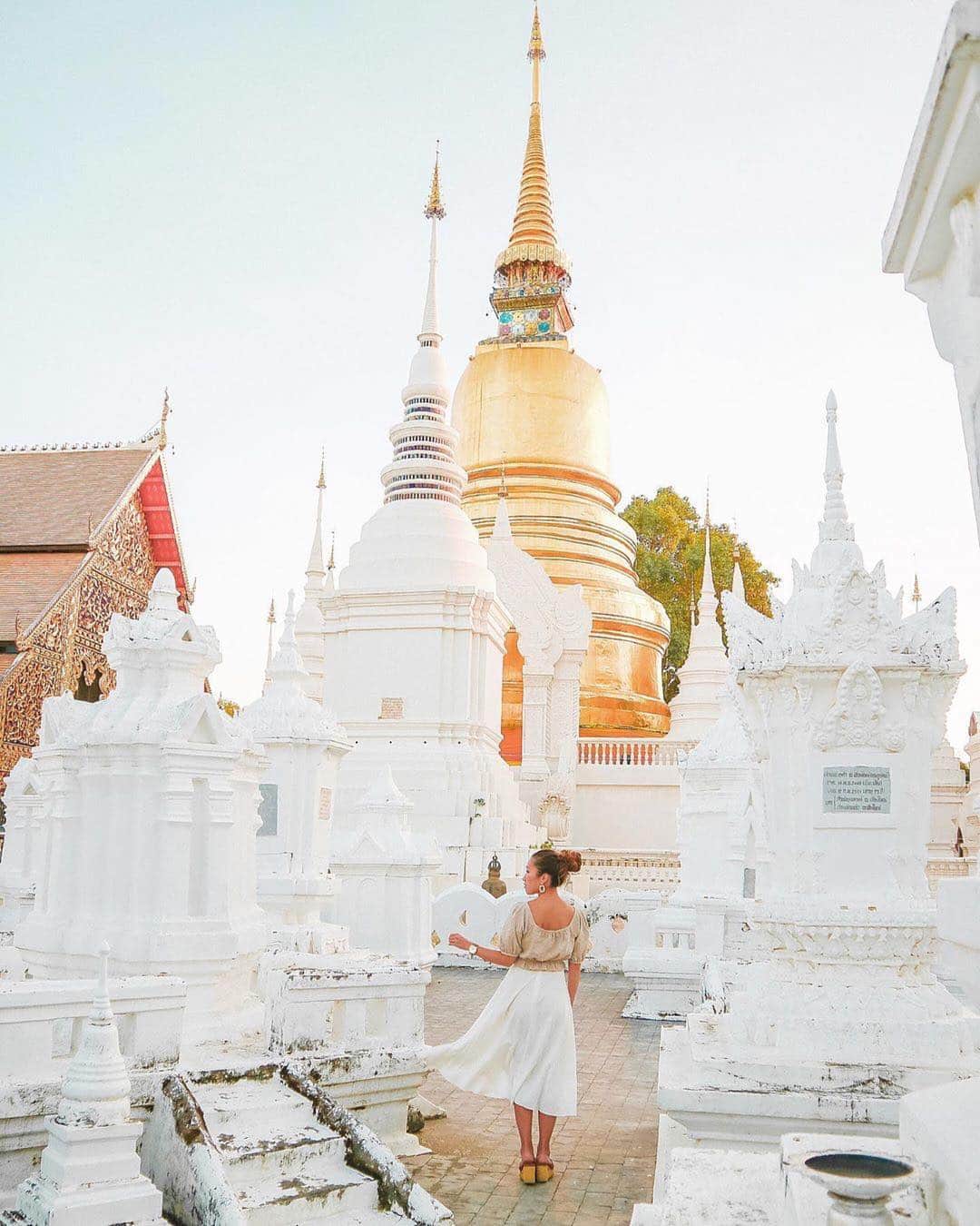 タイ国政府観光庁さんのインスタグラム写真 - (タイ国政府観光庁Instagram)「サワッディー・カー🙏﻿ ﻿ 今日の #thailovers は、@yurisu13 さん🇹🇭﻿ ﻿ チェンマイのお寺「ワット・スアン・ドーク」で撮影した１枚📸﻿ ﻿ 黄金の大きな仏塔の下に白い小さな仏塔が並び、美しいですね☺️﻿ ﻿ 📷 @yurisu13﻿ 📍 ワット・スアン・ドーク﻿ ﻿ ・・・・・・・﻿ ［タイ好き（THAI LOVERS）な皆さんの写真を大募集🇹🇭💕］﻿ ﻿ ハッシュタグ #thailovers をつけてタイで撮影した写真を投稿すると、こちらでご紹介させて頂くことがあります。皆さんからの投稿をお待ちしています 😊﻿ ﻿ #repost #タイ #チェンマイ #ワットスアンドーク #タイ寺院 #お寺巡り #仏像 #こんなタイ知らなかった #タイを知りつくす #もっと知りタイ #タイ旅行 #チェンマイ旅行 #旅好きな人と繋がりたい #旅行好きな人と繋がりたい #女子旅 #タビジョ #thailand #chiangmai #watsuandok #temple #amazingthailand #thailandtravel #thailandtrip #thai #thaistagram #lovethailand #genic_thailand﻿ ﻿」4月6日 18時45分 - amazingthailandjp
