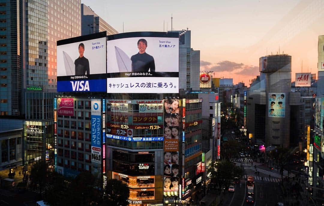 五十嵐カノアさんのインスタグラム写真 - (五十嵐カノアInstagram)「This feels like a dream. Seeing myself in the middle of a city like Tokyo makes me feel so grateful.  It motivates me to work harder and harder ✨ 新しいVISAカードの広告が出ました。新宿と渋谷駅前と山手線内です。写真撮って僕にタグ付けしてね。 📸 @jet_akira」4月6日 18時47分 - kanoaigarashi