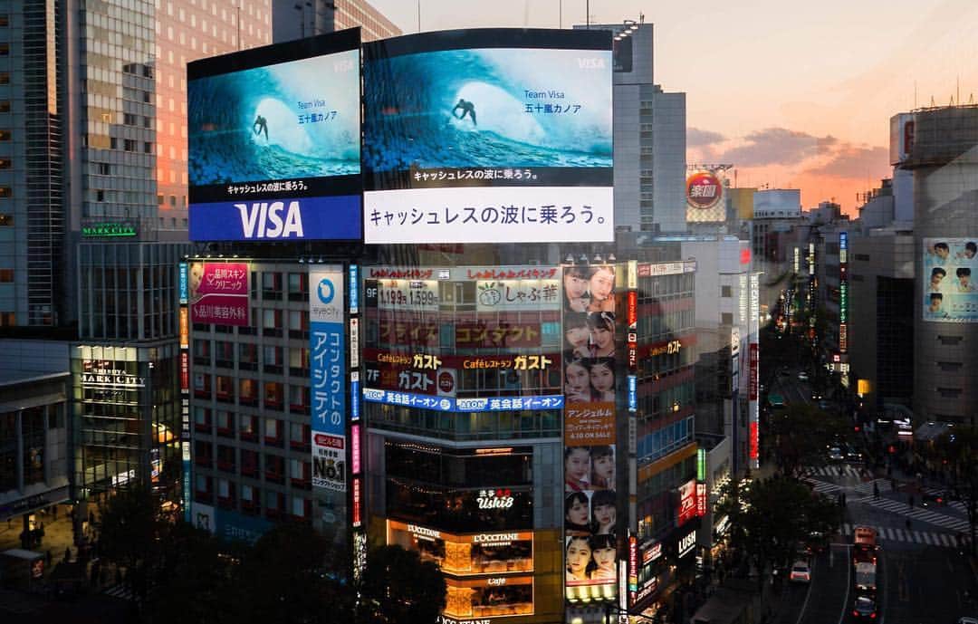 五十嵐カノアさんのインスタグラム写真 - (五十嵐カノアInstagram)「This feels like a dream. Seeing myself in the middle of a city like Tokyo makes me feel so grateful.  It motivates me to work harder and harder ✨ 新しいVISAカードの広告が出ました。新宿と渋谷駅前と山手線内です。写真撮って僕にタグ付けしてね。 📸 @jet_akira」4月6日 18時47分 - kanoaigarashi
