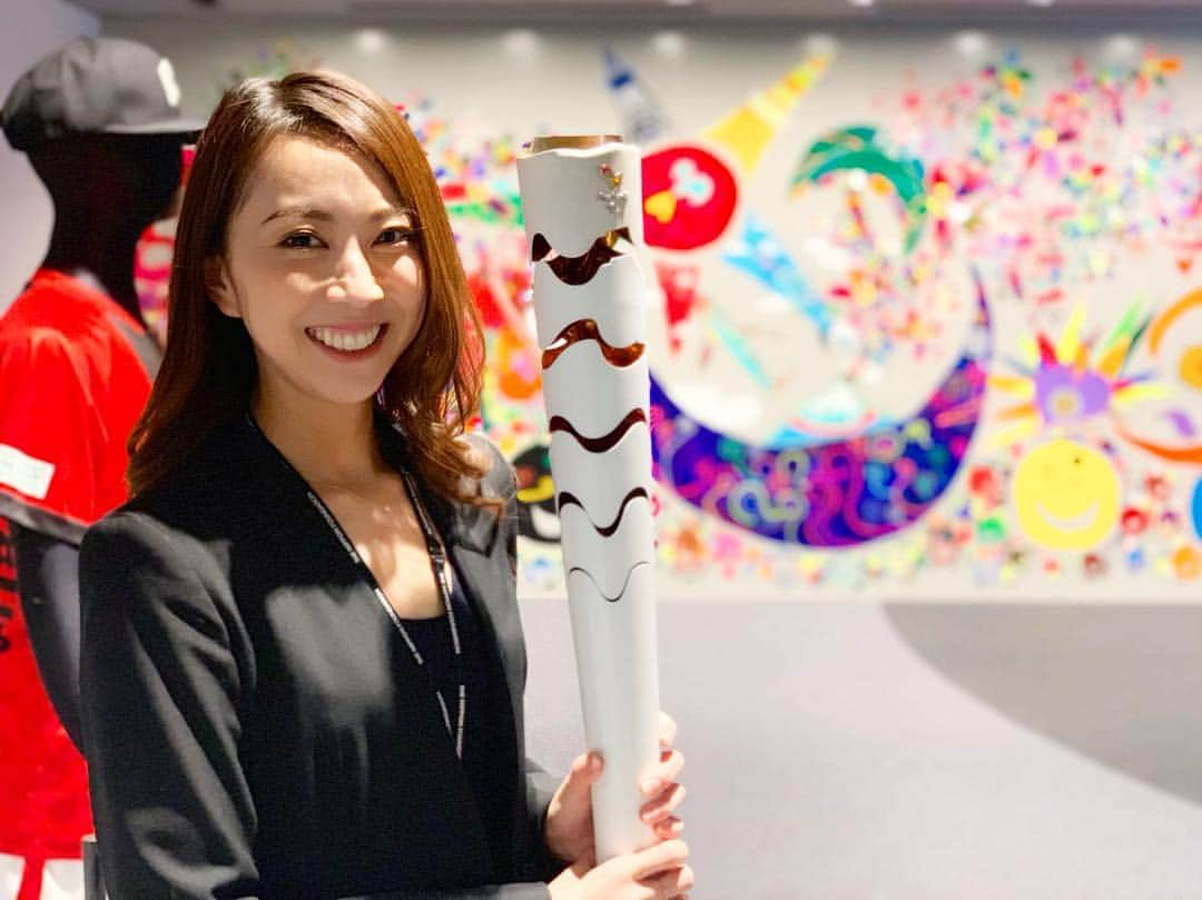 Mai Yamadaさんのインスタグラム写真 - (Mai YamadaInstagram)「日本財団パラリンピックサポートセンターを訪問させて頂きました。 . このパラリンピックサポートセンターには、パラリンピック競技団体29団体やその他の関係団体が利用できる共同オフィスがあり、ユニバーサルデザインが取り入れられています。 ・材質を変えた床 ・低めの高さのコピー機や電気のスイッチ ・高さの違うハンガーラック ・広々とした通路 etc… また、団体間の壁をなくすことで、他の団体の方とのコミュニケーションが取りやすくなっていたりと様々な工夫が織り交ぜられ、そこには私のこれまでのイメージと異なるとても明るい空間が広がっていました。 . "スタジアム"と呼ばれるその場所に飾られた選手の写真、映像は美しくてかっこよくて。 兎に角衝撃で、自分の無知さを痛感しました。 . 持たせて頂いたのは、たくさんの人の想いを乗せて繋がれたリオパラリンピックの聖火リレーのトーチ。 香取慎吾さんの記念壁画を見ながら、これまでのこと、これからのこと、色々な想いを巡らせた貴重な時間でした。 . パラサポでは様々な体験なイベントが行われています！ 皆さんもぜひ体験されてみては？？HPをチェックしてみてくださいね☺️ . #パラサポ @parasapo  #ienjoy #楽しむ人は強い！ #パラリンピック #パラスポーツ #ユニバーサルデザイン #paralympics#2020#Tokyo#Tokyo2020#parasport#enjoy#athlete#stadium#universaldesign」4月6日 18時47分 - yamadamai_719