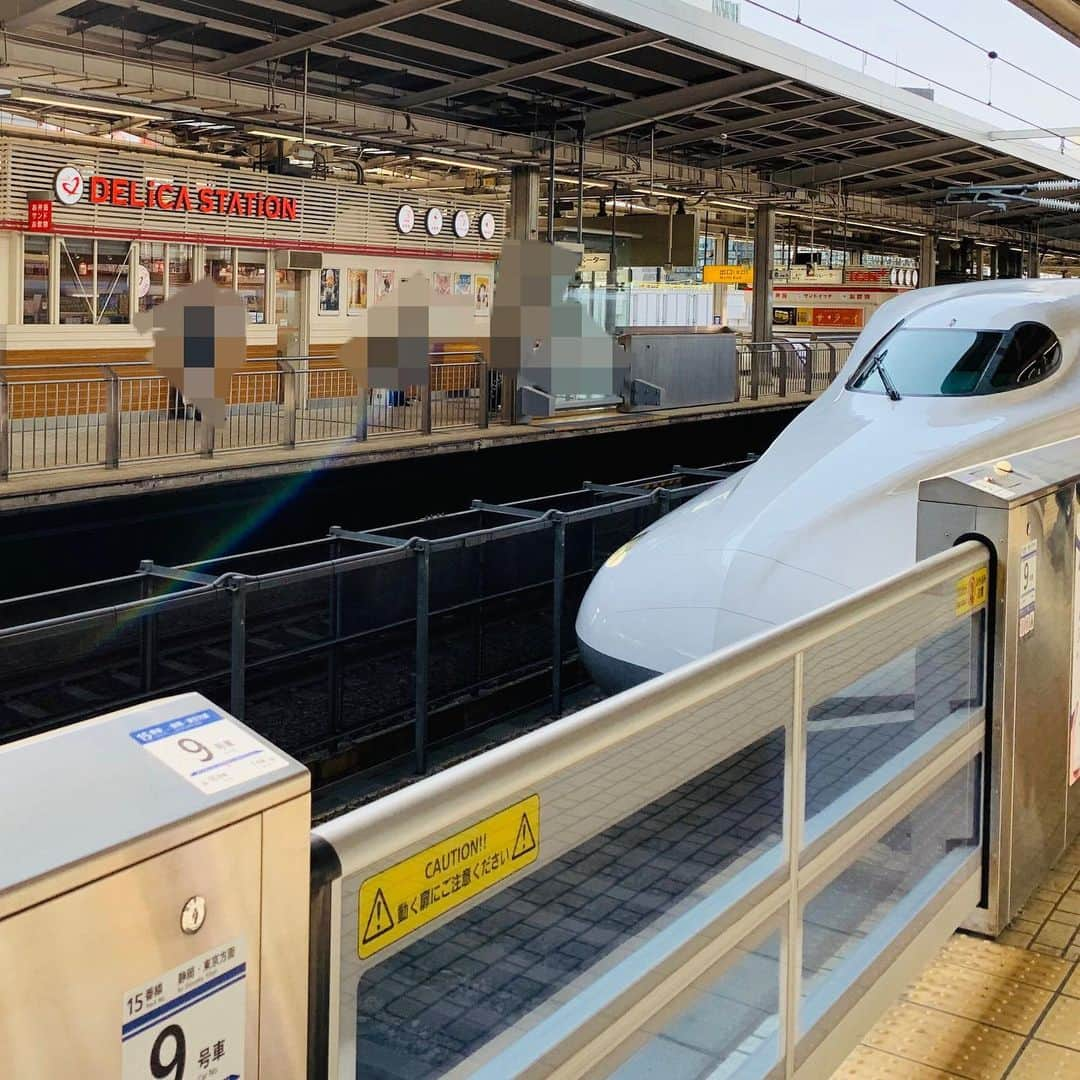 KABA.ちゃんさんのインスタグラム写真 - (KABA.ちゃんInstagram)「今日の新幹線、  今日の富士山、  今日のカワハラ氏、笑笑、  東海地区限定のじゃがりこ食べてます！確かに美味しい〜笑笑、  #今日の○○#新幹線#富士山#新人マネージャー#カワハラくん #笑#東海地区限定のじゃがりこ#食べてます  良い週末を〜(^^)」4月6日 18時48分 - kabachan_official