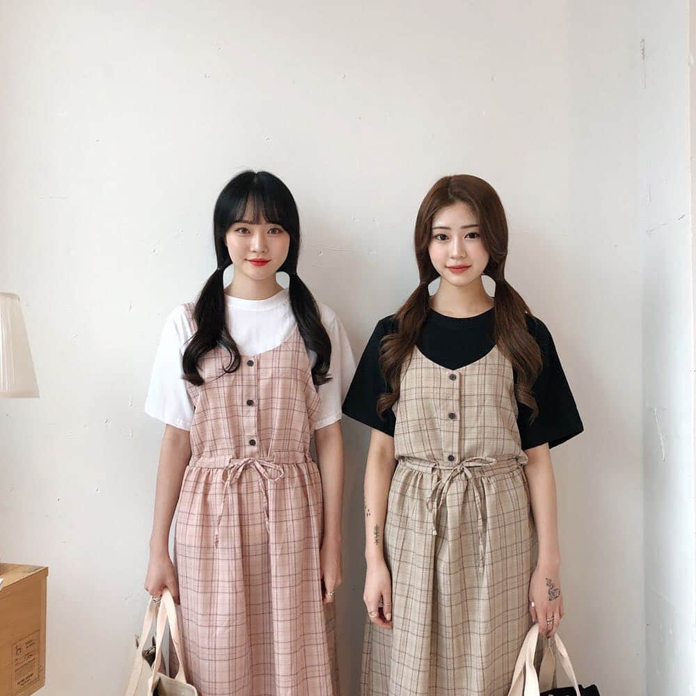 ガールズルールさんのインスタグラム写真 - (ガールズルールInstagram)「. 新作ツインコーデ週末20%OFF😘 . ロリチェックロングワンピース (ops1146) color : PINK, BROWN, IVORY, GRAY . #걸스룰 #한국 #한국패션 #얼짱 #데일리룩 #오오티디 #koreanfashion #girlsrule #ootd #twinlook #dailylook #ガールズルール #韓国 #韓国ブランド #韓国ファッション #韓国ファッション通販 #今日のコーデ #オルチャン #オルチャンファッション #韓国アイドル #カップルコーデ #韓国好きな人と繋がりたい」4月6日 18時57分 - girlsrule_official