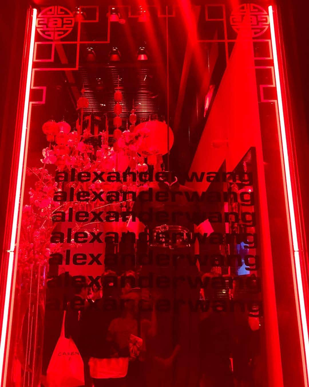 山脇道子さんのインスタグラム写真 - (山脇道子Instagram)「STRAIGHT OUTTA CHINA TOWN🥡🥢 昨夜は @alexanderwangny collection 1 launch partyへ🥂 青山店がいつもと違って真っ赤に染められ チャイナタウンのような雰囲気でとっても素敵でした😍 今シーズンのコレクションも着たい服がたくさんありました😝」4月6日 18時57分 - michikoooo