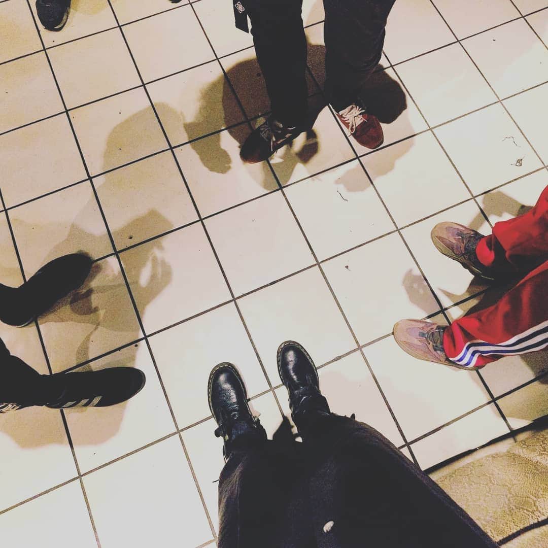 涼平さんのインスタグラム写真 - (涼平Instagram)「3月30日の思い出☺  MINT NeKOコラボのサコッシュ着用👜 楽しかったなあ。  変則的な構成だけど、最近のMigimimiらしいなって。  直前の足元もなんかクール  #Migimimisleeptight #mintneko  #cool #sneakers」4月6日 18時52分 - mm_peko